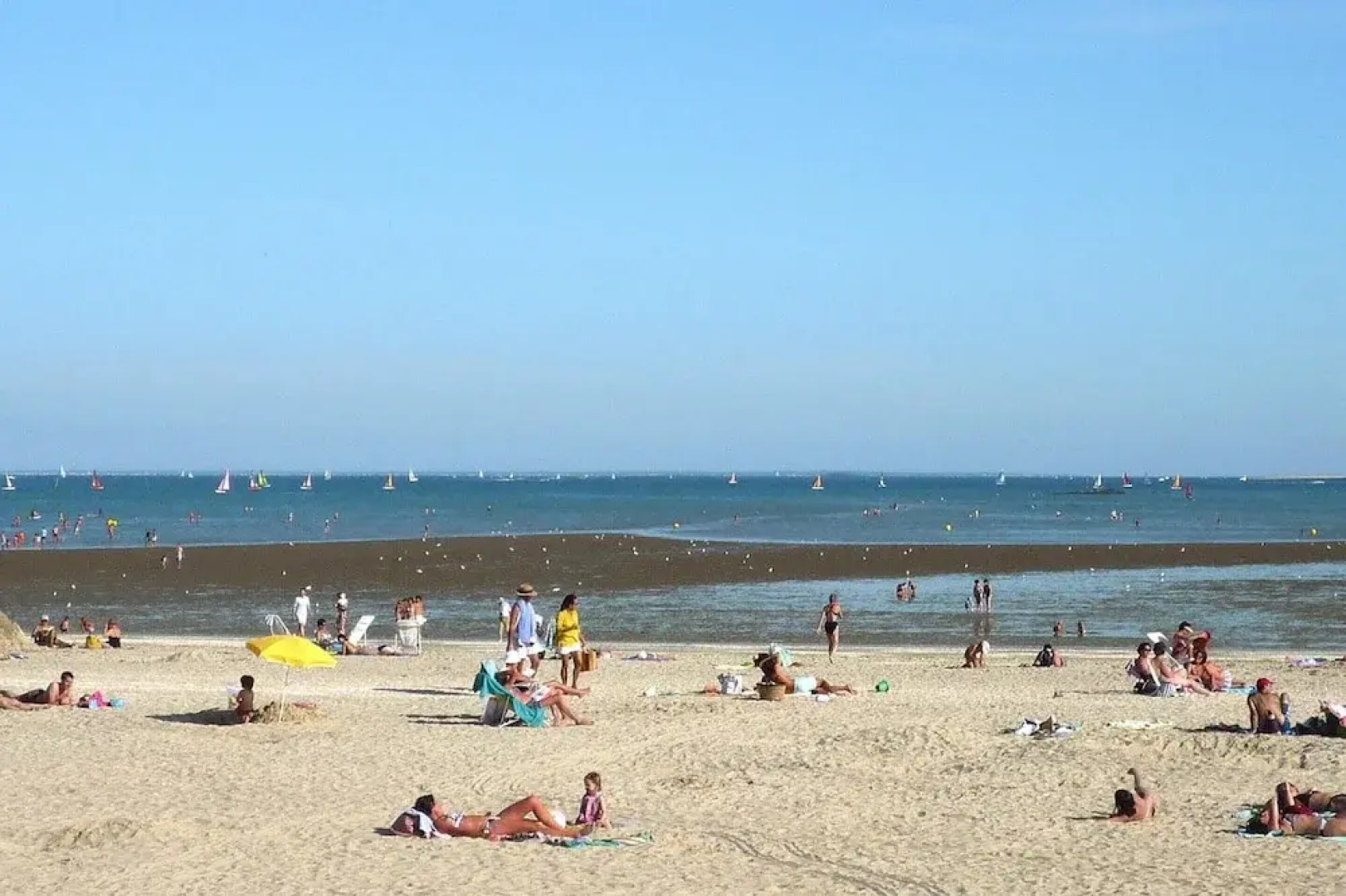 Apartment With Shared Pool Near sea