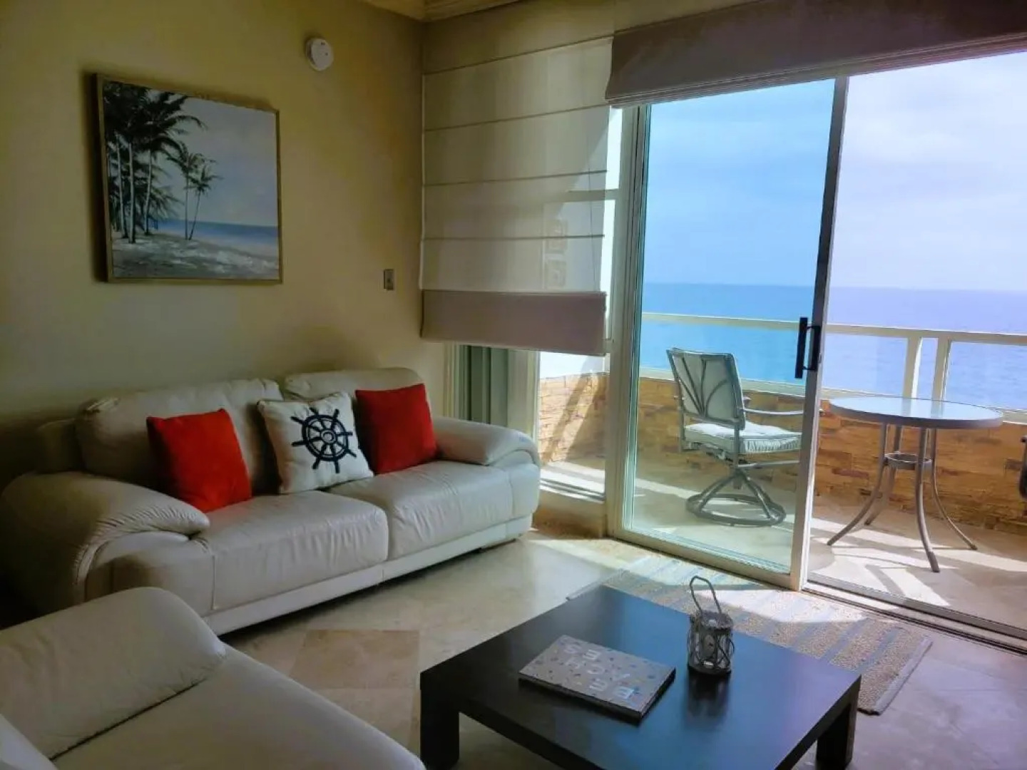 Beachfront 2 bdr apt with beautiful views