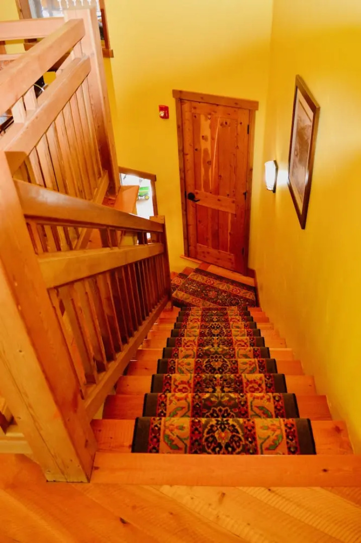 Glacier Guides Lodge