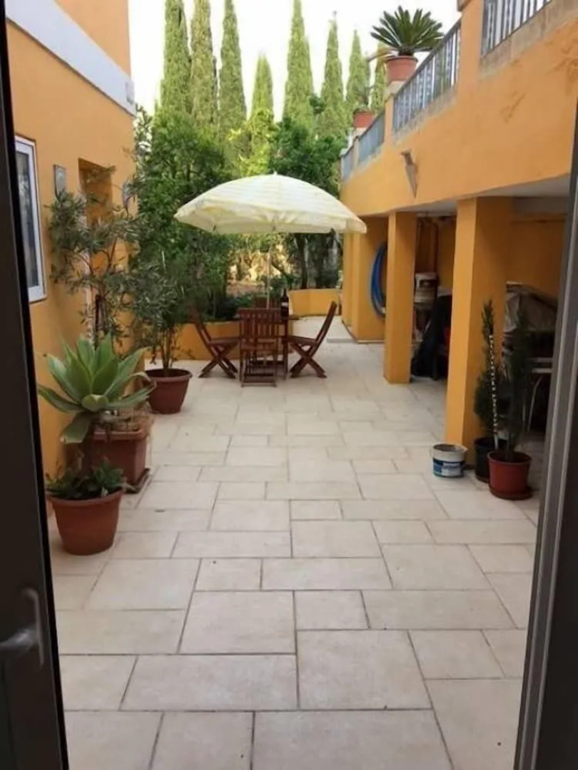 Central villa apartment pool & parking