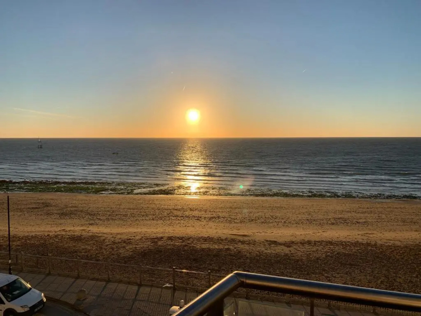 Gorgeous 2 Bed Apartment with Stunning Sea Views with Free Parking and Fast Internet