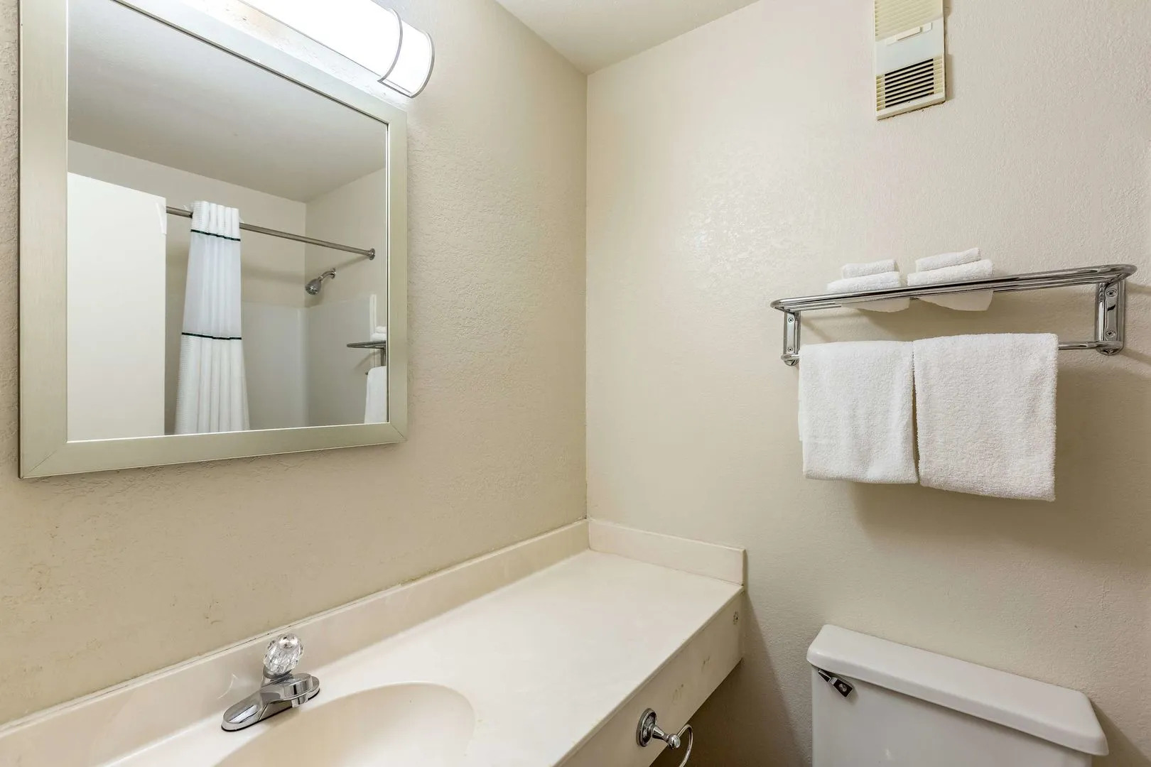 HomeTowne Studios by Red Roof Atlanta - Lawrenceville