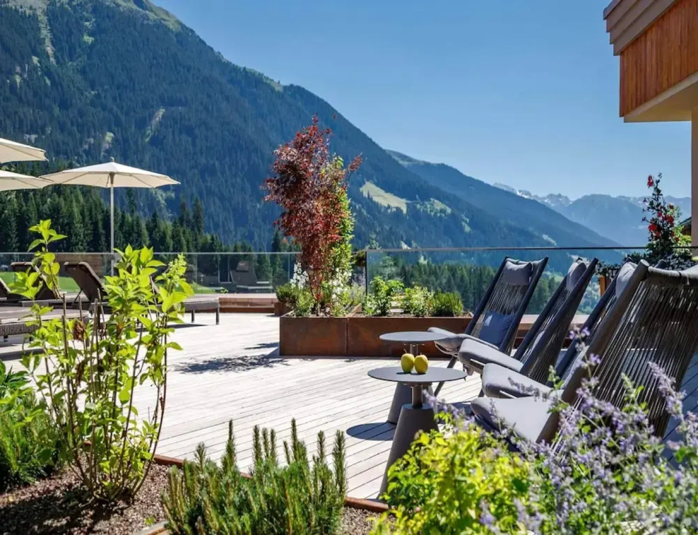 Lakeside Escape With Garden Fun