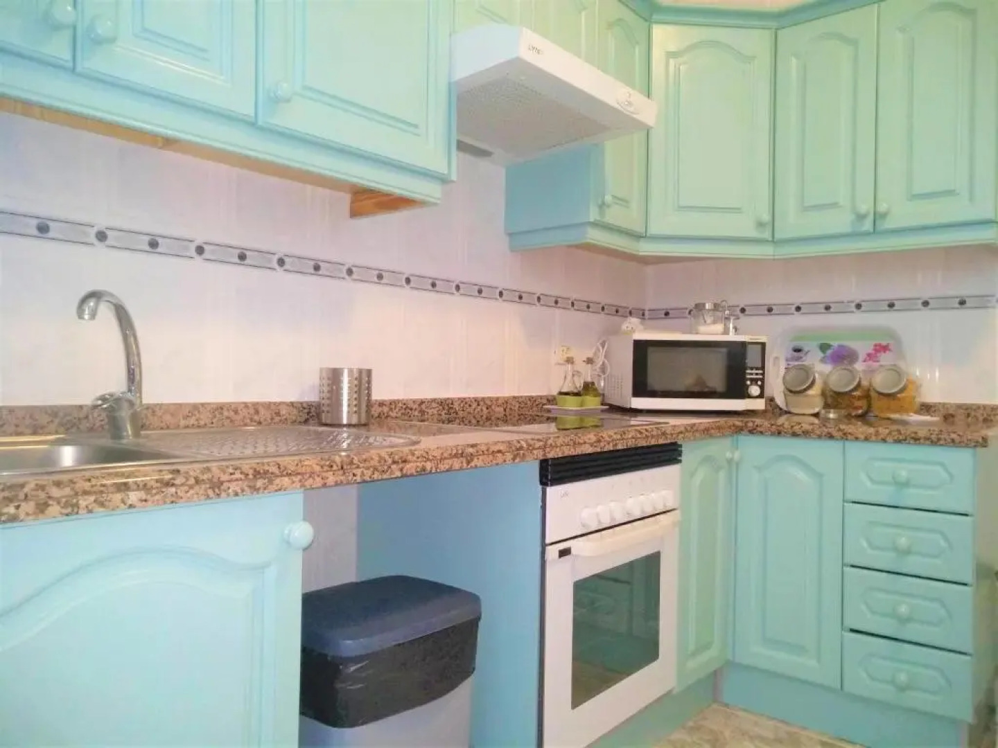 Bright spacious apartment, 2 min walk from beach