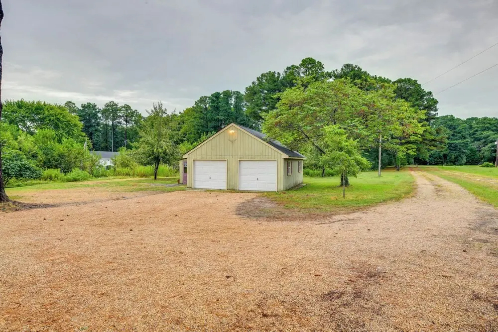 Riverfront Virginia Home - Dock, Fire Pit & Kayaks