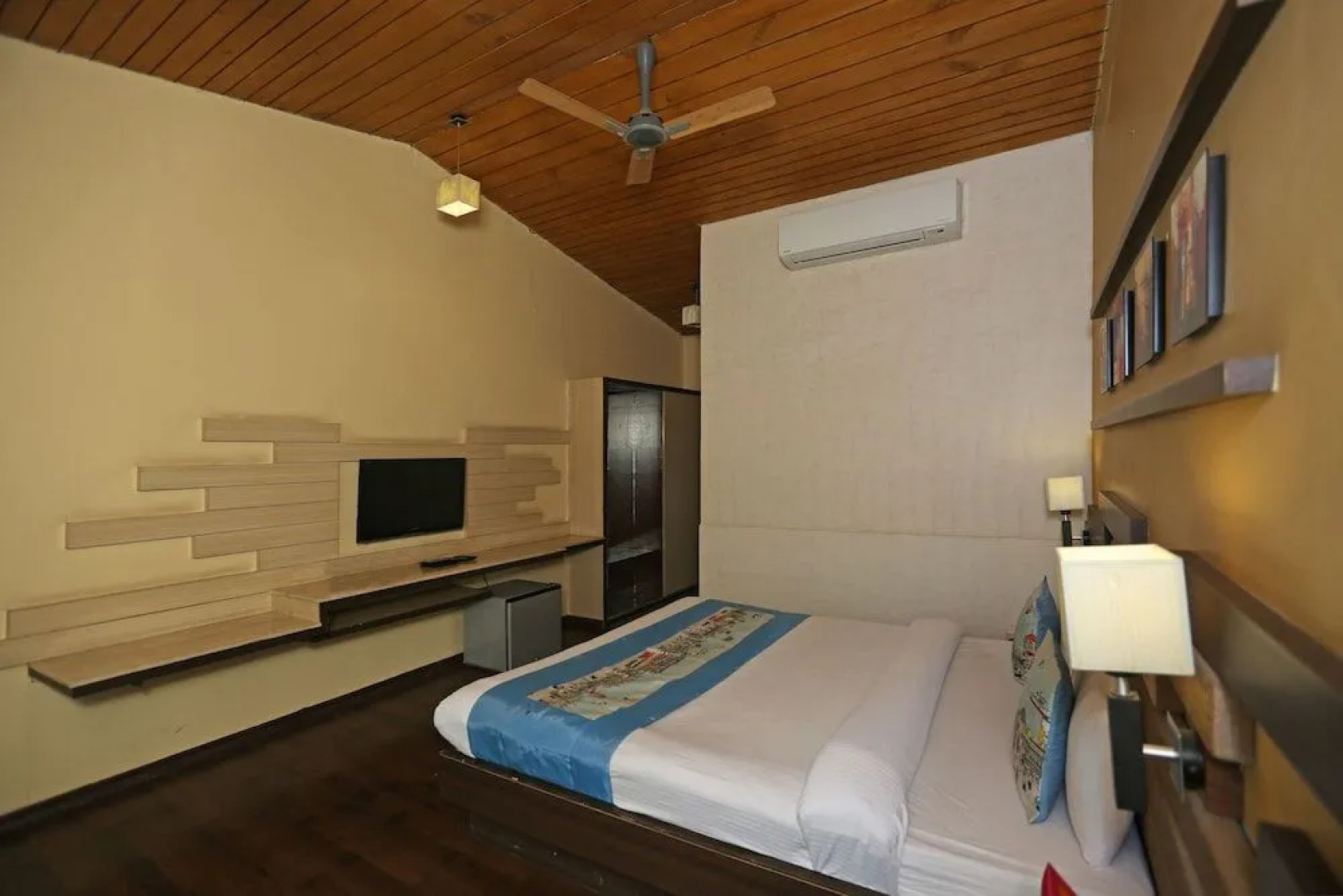 OYO 8600 Hotel Deepali Executive