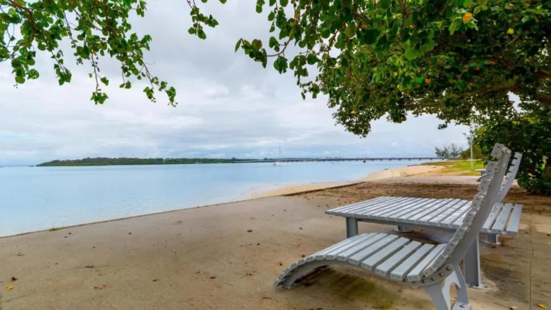 Charm and Comfort in this Ground floor unit with water views! Welsby Pde, Bongaree