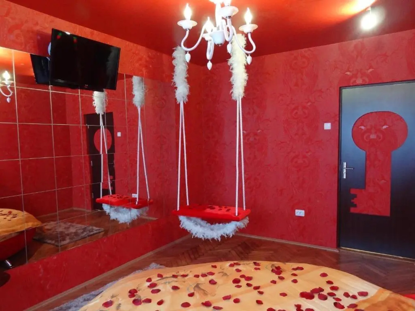 Amour Rouge Suite (Adults Only)