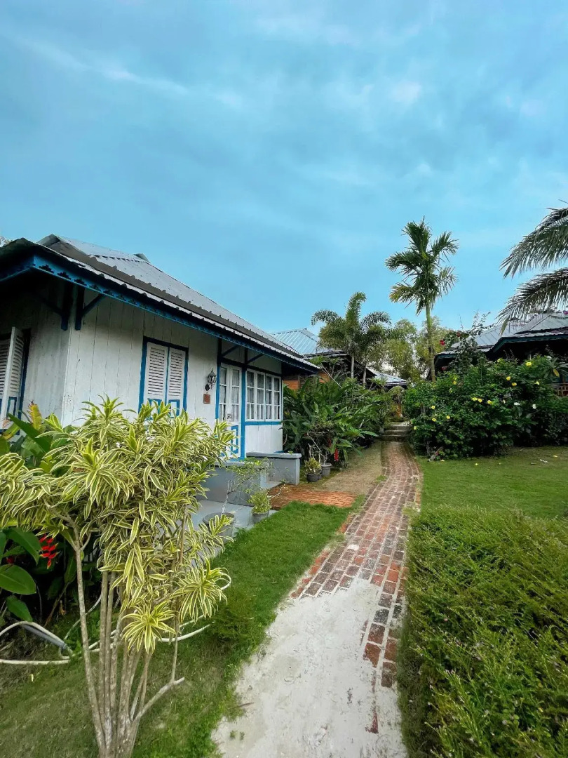 Rock and Wreck Dive Resort