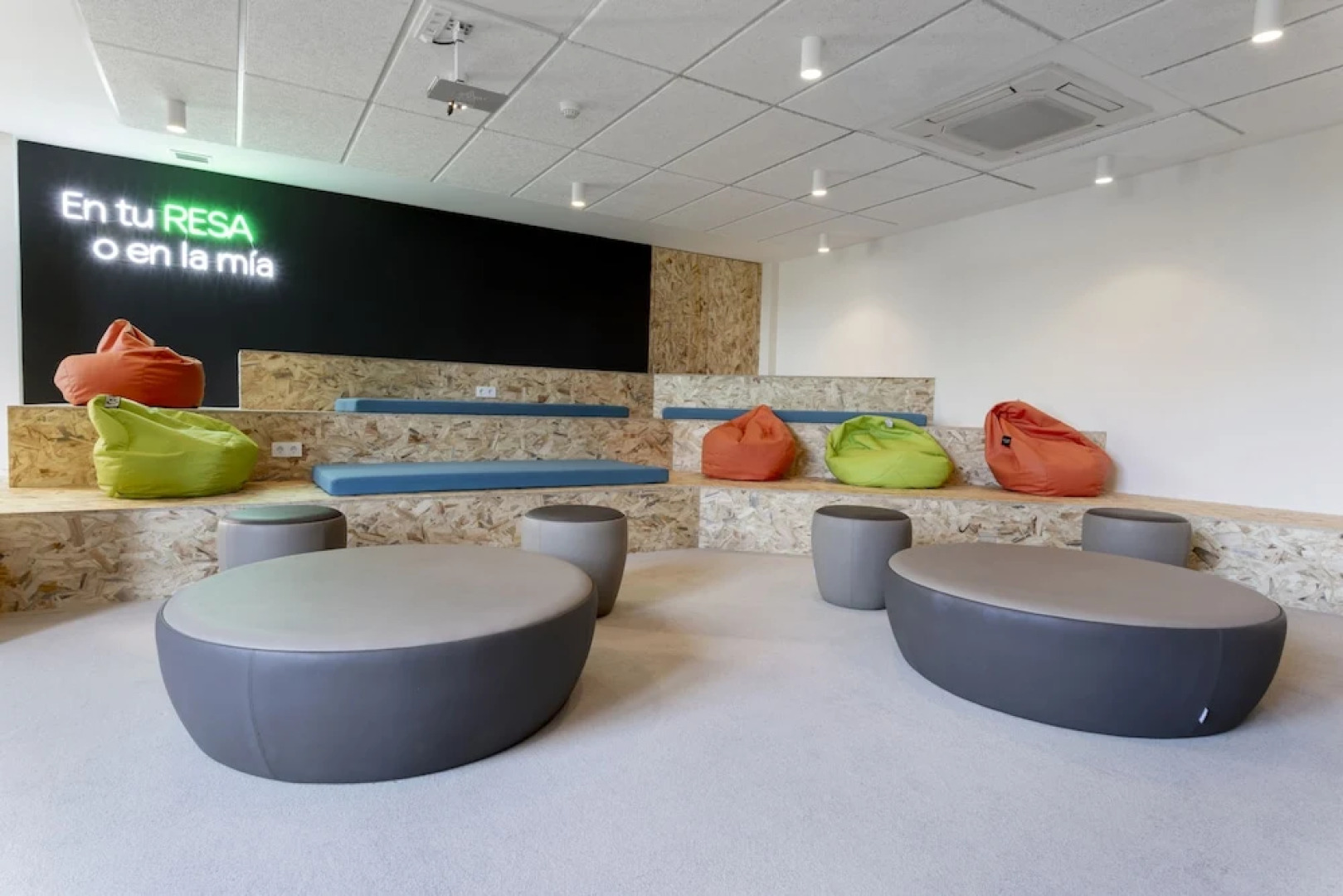 Colegio Mayor Resa Hernán Cortés - Centro Adscrito a REAJ