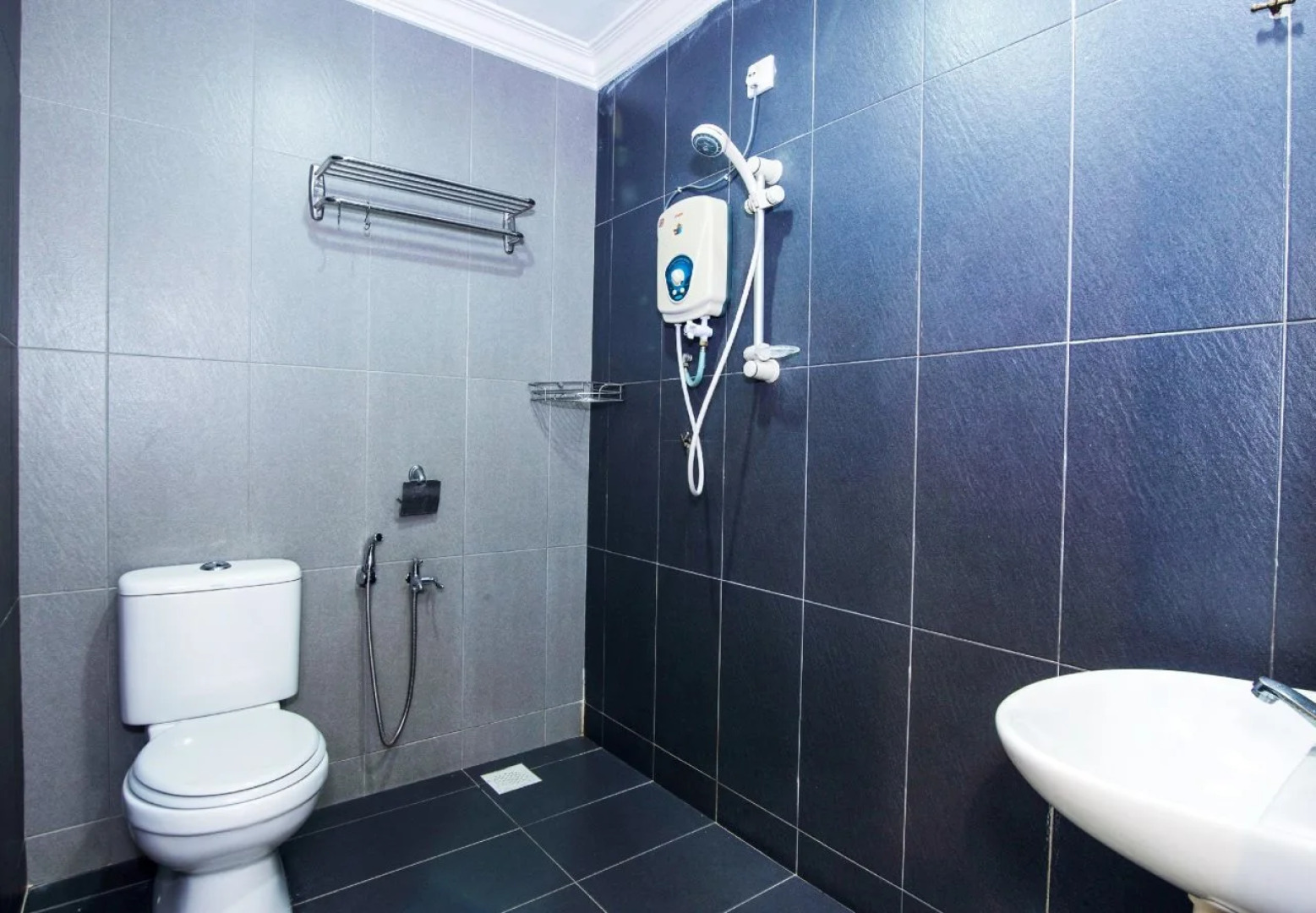 OYO 443 Crystal City Hotel