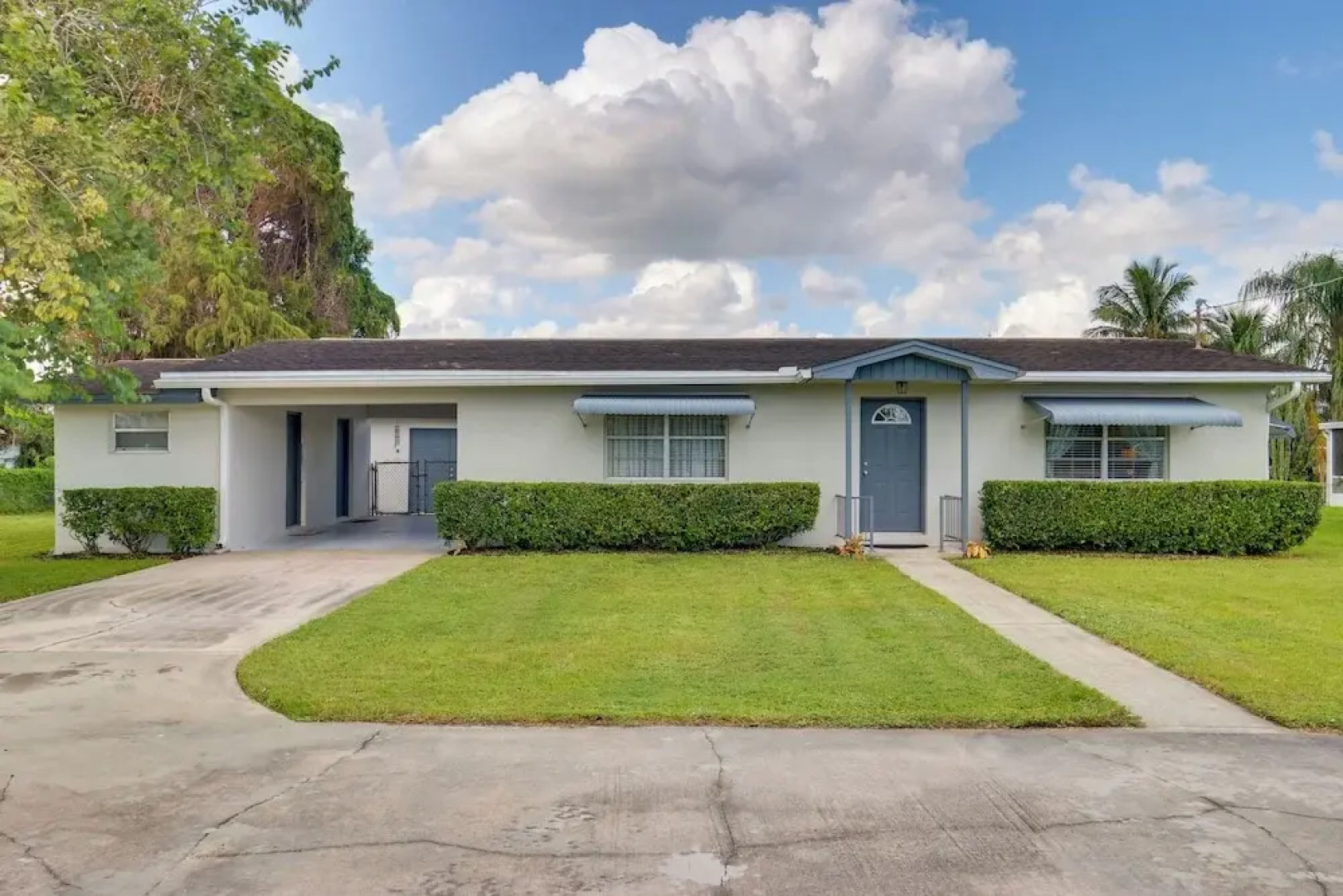 2 Mi to Lake Okeechobee: Waterfront Home w/ Deck!