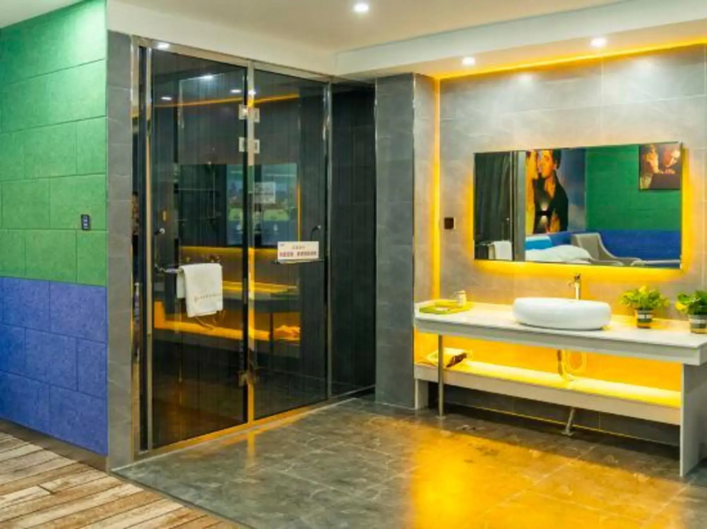 Qianshan Xinan Film Light Luxury Hotel