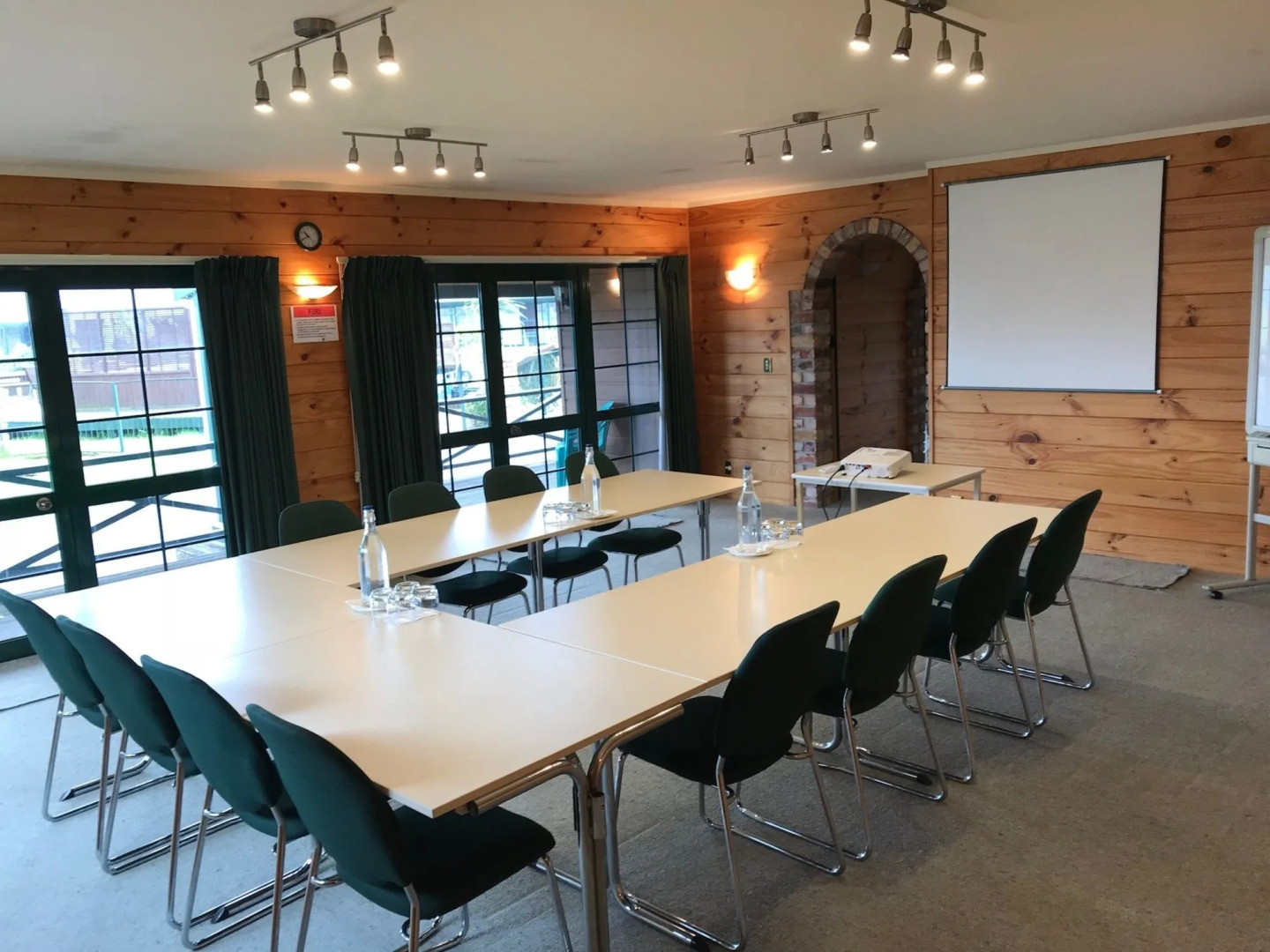 Cedarwood Lakeside Motel & Conference Venue