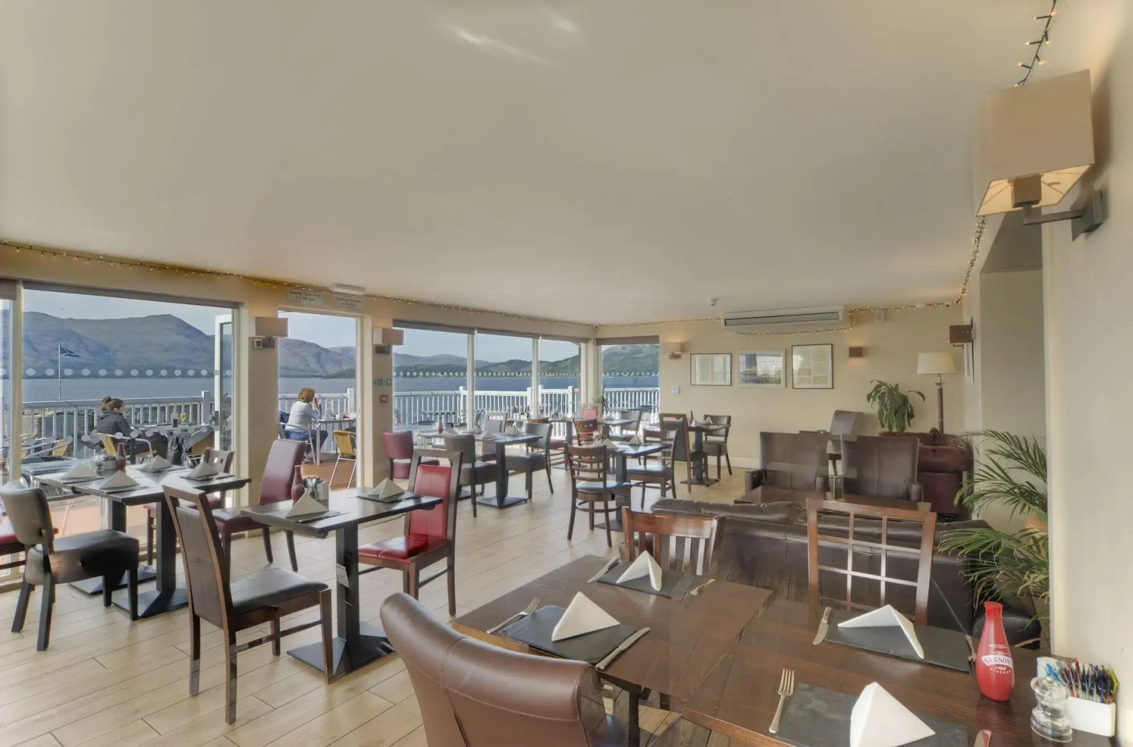 Holly Tree Hotel, Swimming Pool & Hot Tub