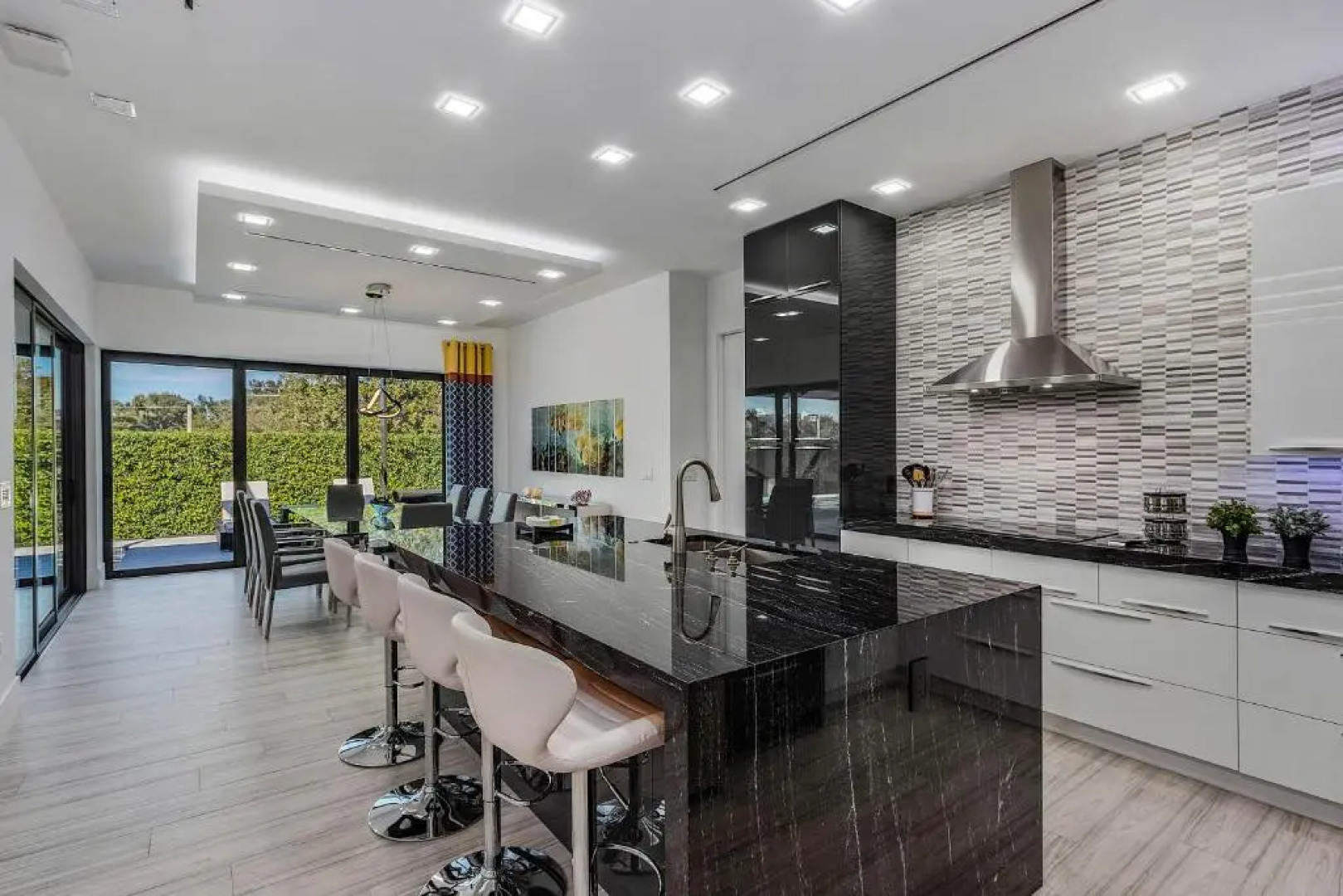 IN CONSTRUCTION BEACH 5 Min WALK HEATED POOL OUTDOOR KITCHEN MODERN