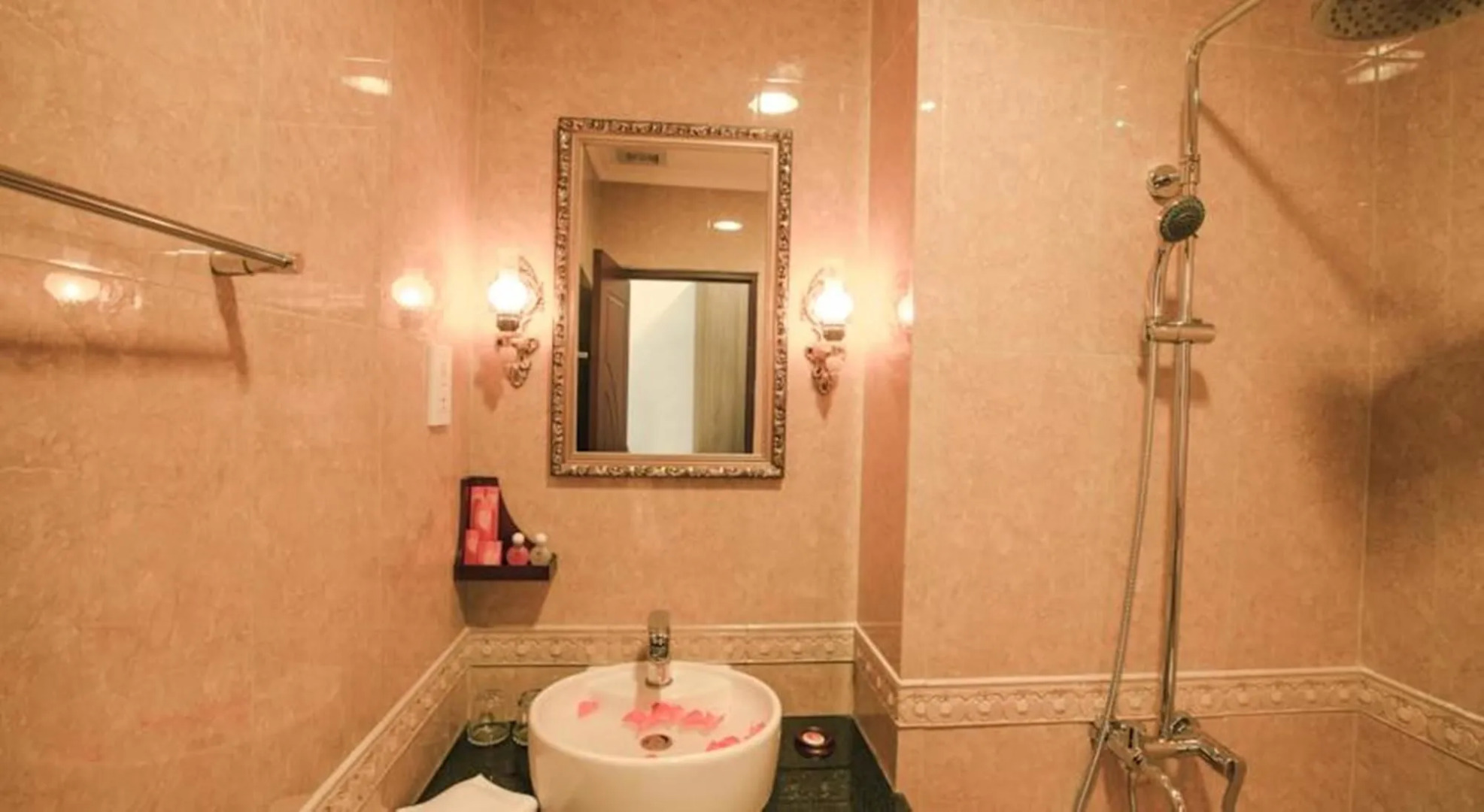 Den Long Do Hotel & Restaurant