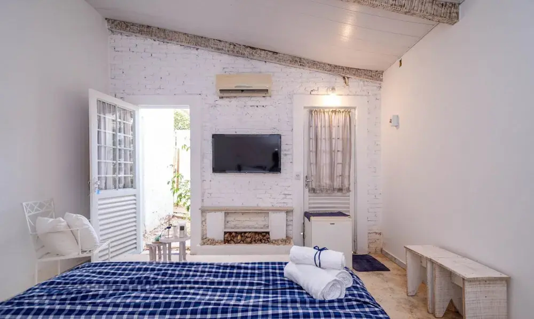 Cozy Lakefront Suites RGB