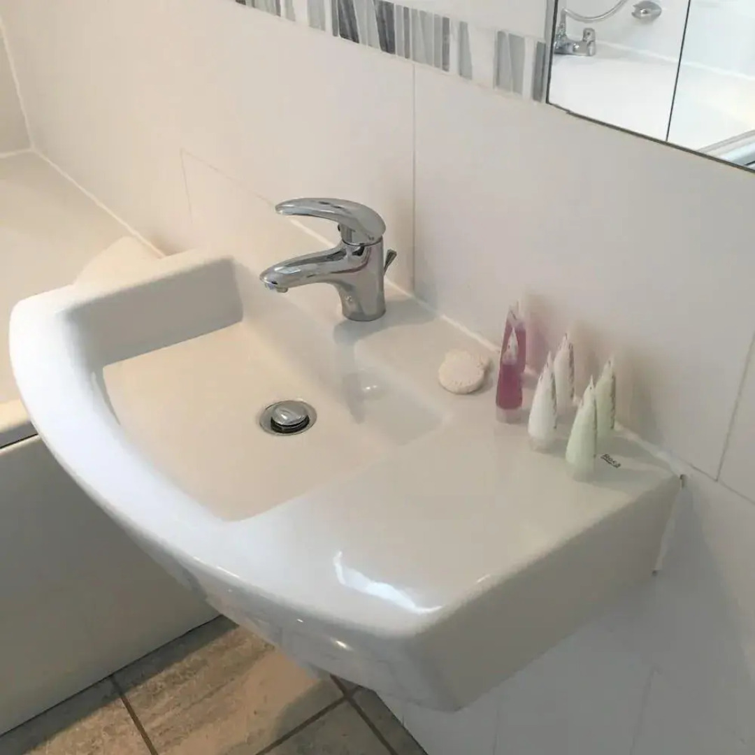 Tay Pearls - Tay Chambers Apartment