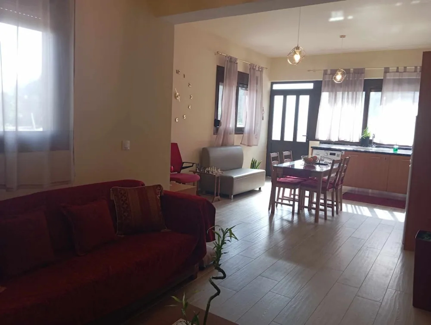 Casa Terra is Near Hillside Area Airport Beach