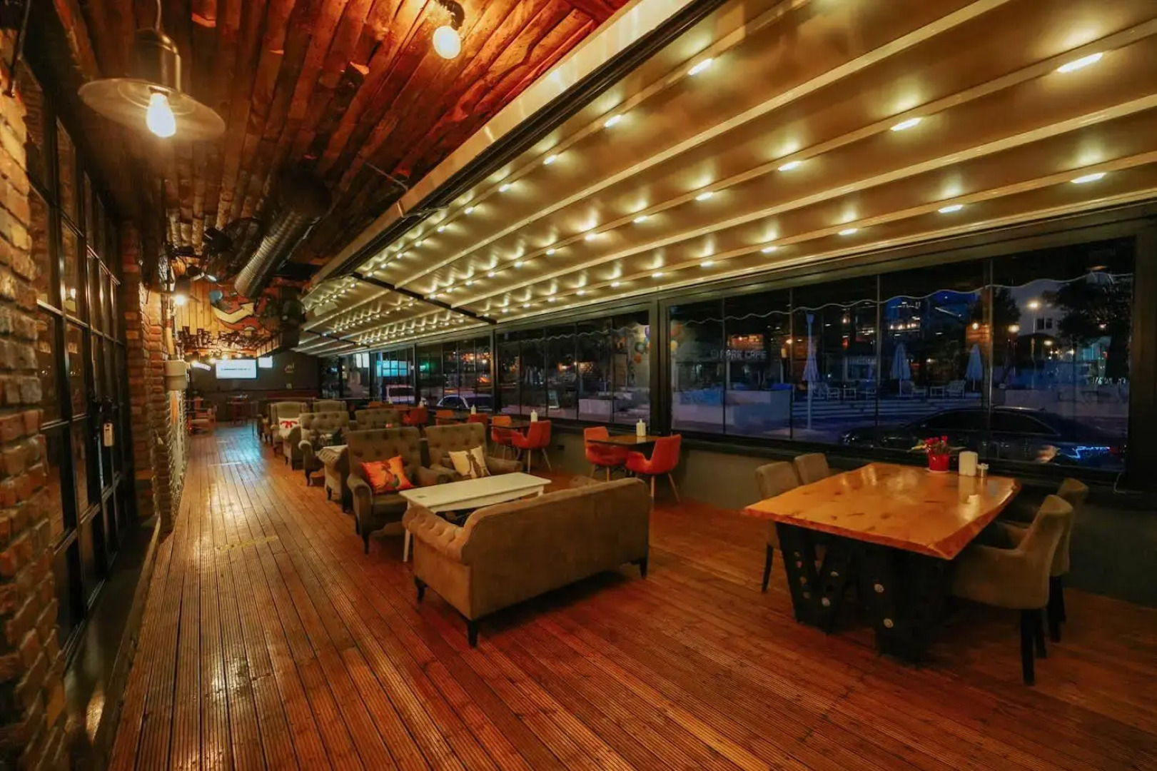 Voswos Garage Coffee & Hotel