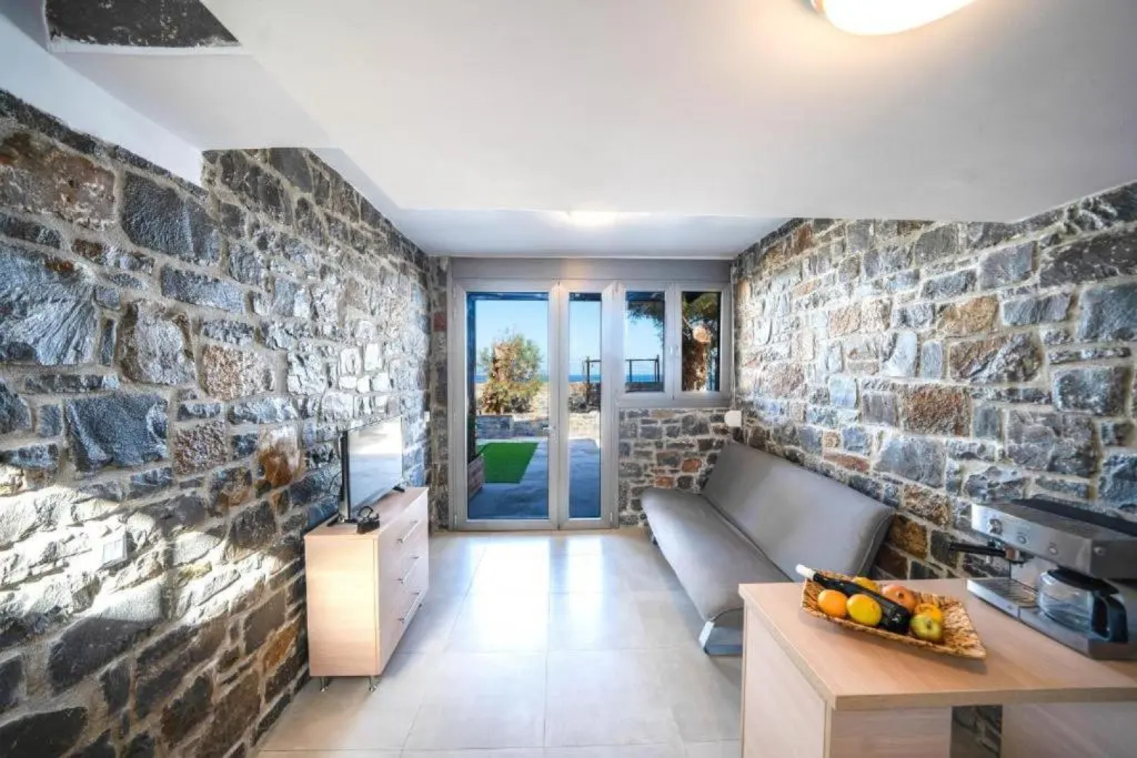 TerraZeus - Stone House Beachfront 3