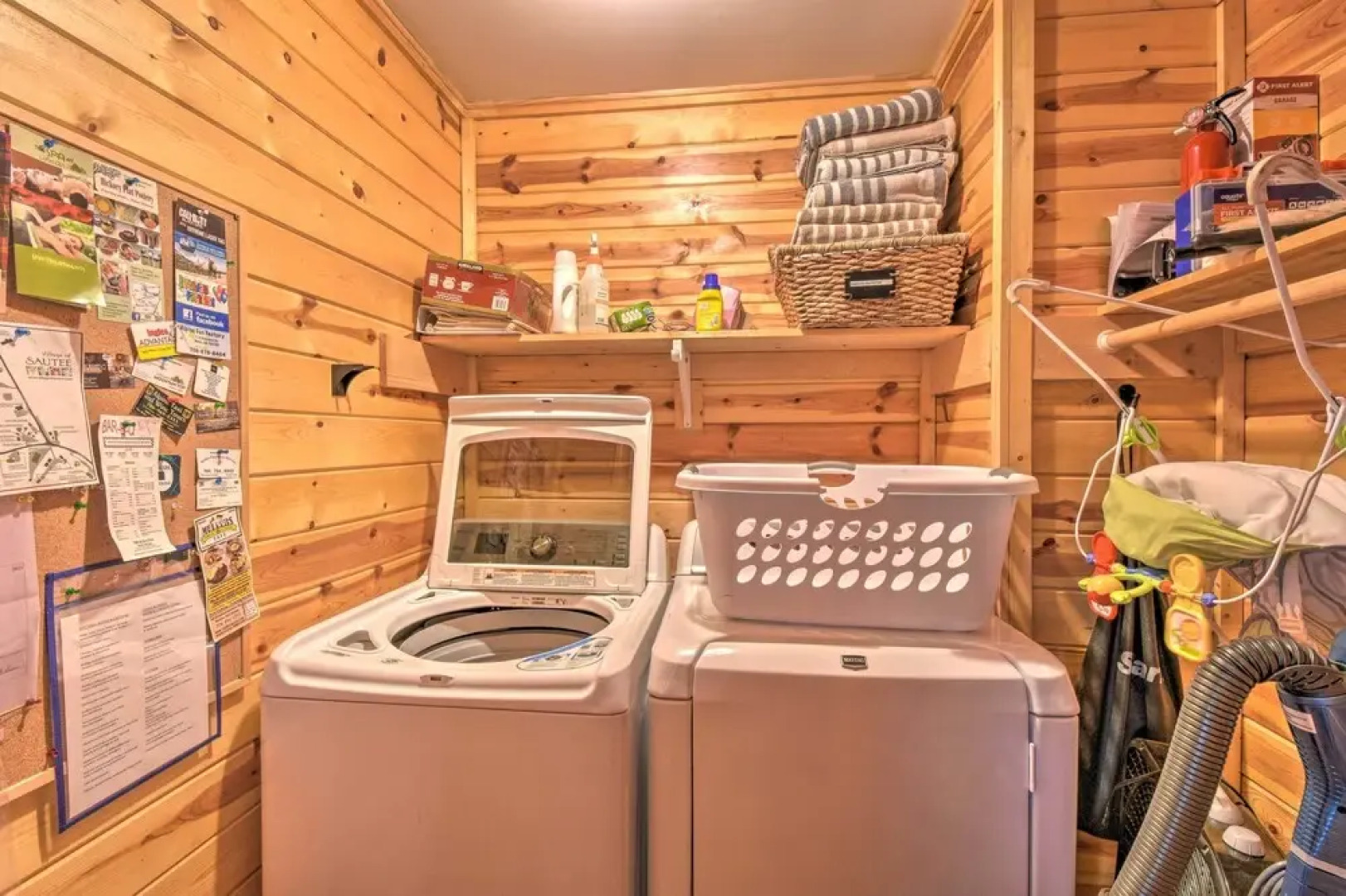 Rustic Cabin w/ Hot Tub: 2 Mi to Unicoi State Park
