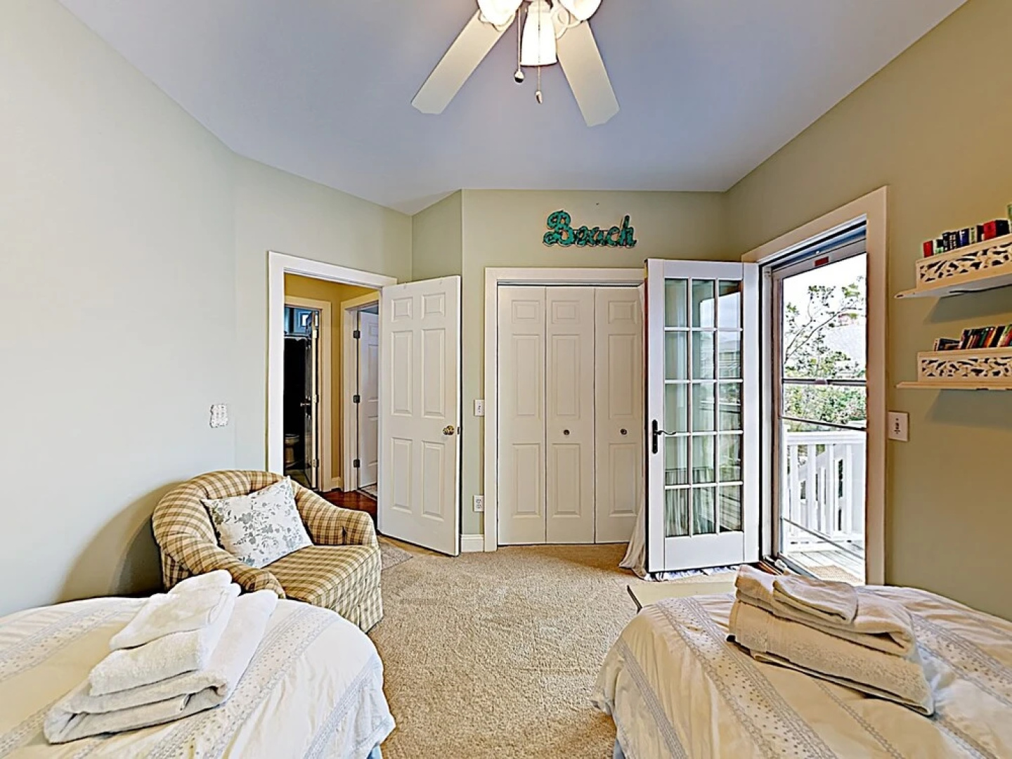 Charming & Spacious , 200 Steps From The Sand 3 Bedroom Condo