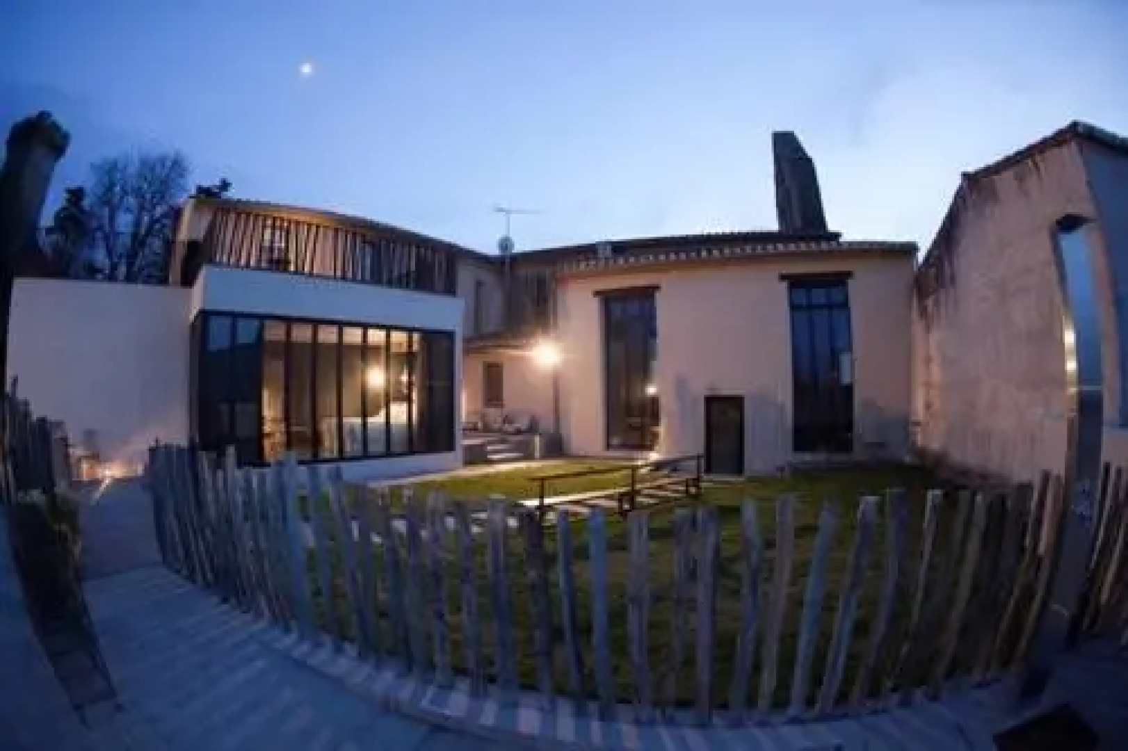 Lhostellerie de la Pomarède et le Presbytère