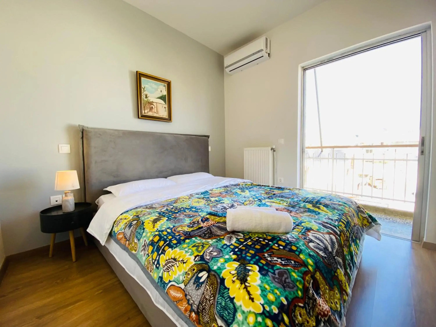 地铁站旁,免费停车位,距机场15分钟车程,独享80平米露台和美景,星空帐篷,舒适淋浴,宽敞3间房3张双人床公寓