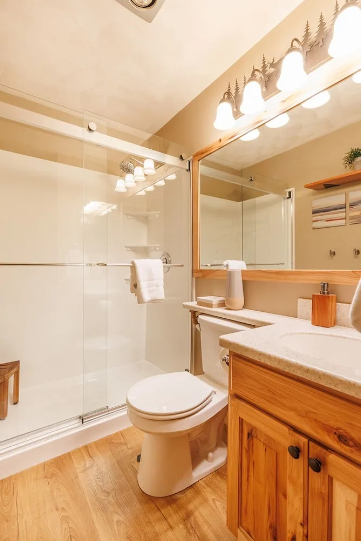 Swiss Mountain 1 Bedroom - Premier Unit with Patio by RedAwning