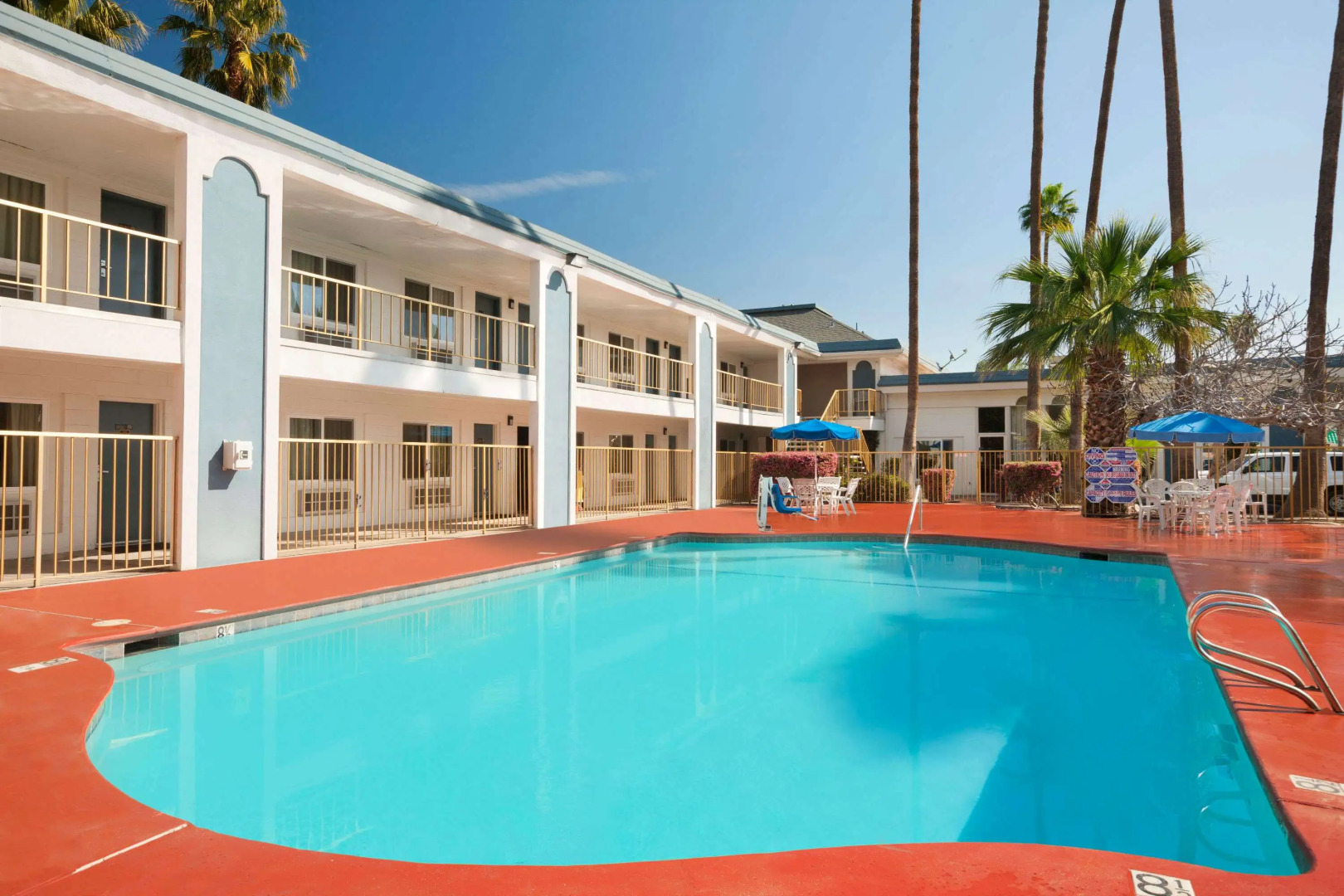 Travelodge by Wyndham Bakersfield