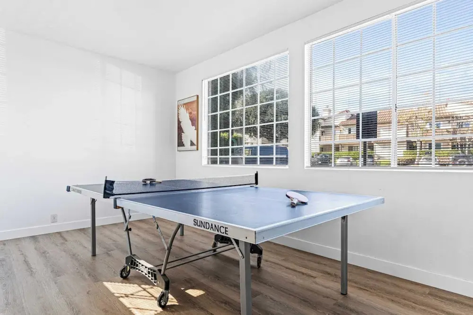 Walk to Beach Pool, Hot Tub, Private Patio, Parking Seabreeze Retreat