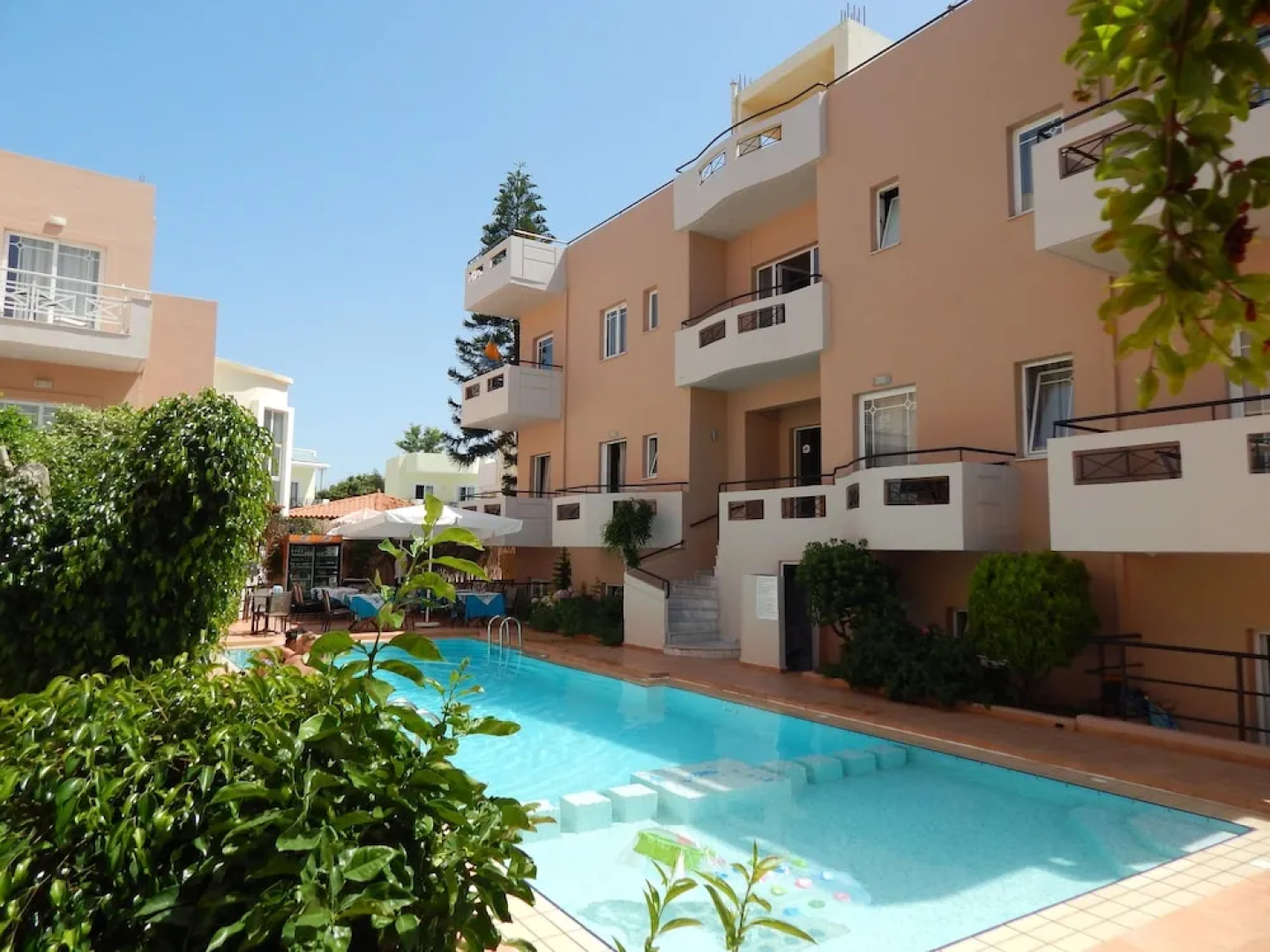 Apollon Studios & Apartments