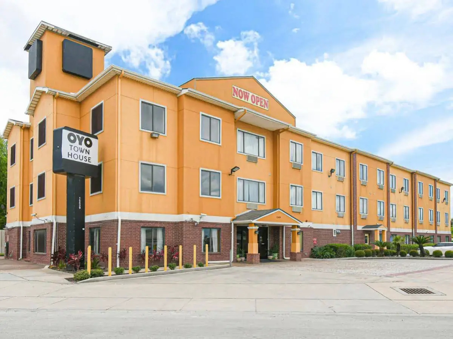 OYO Townhouse Houston Brookhollow