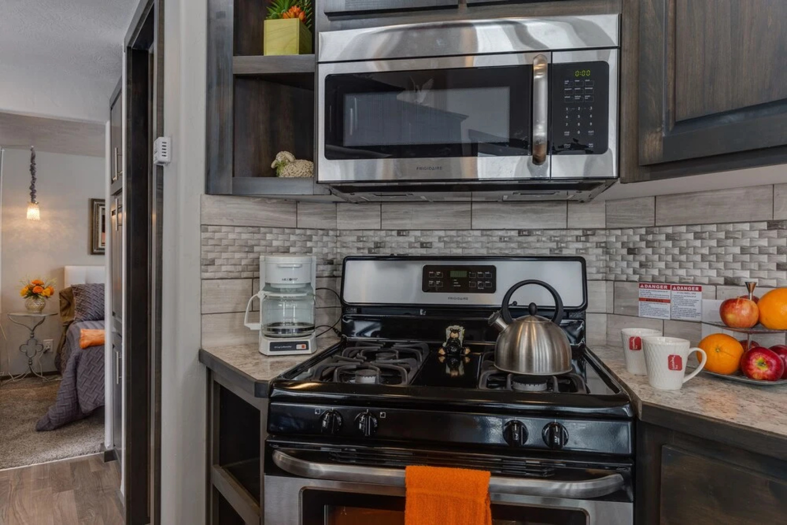 Hickory-dickory Hollow