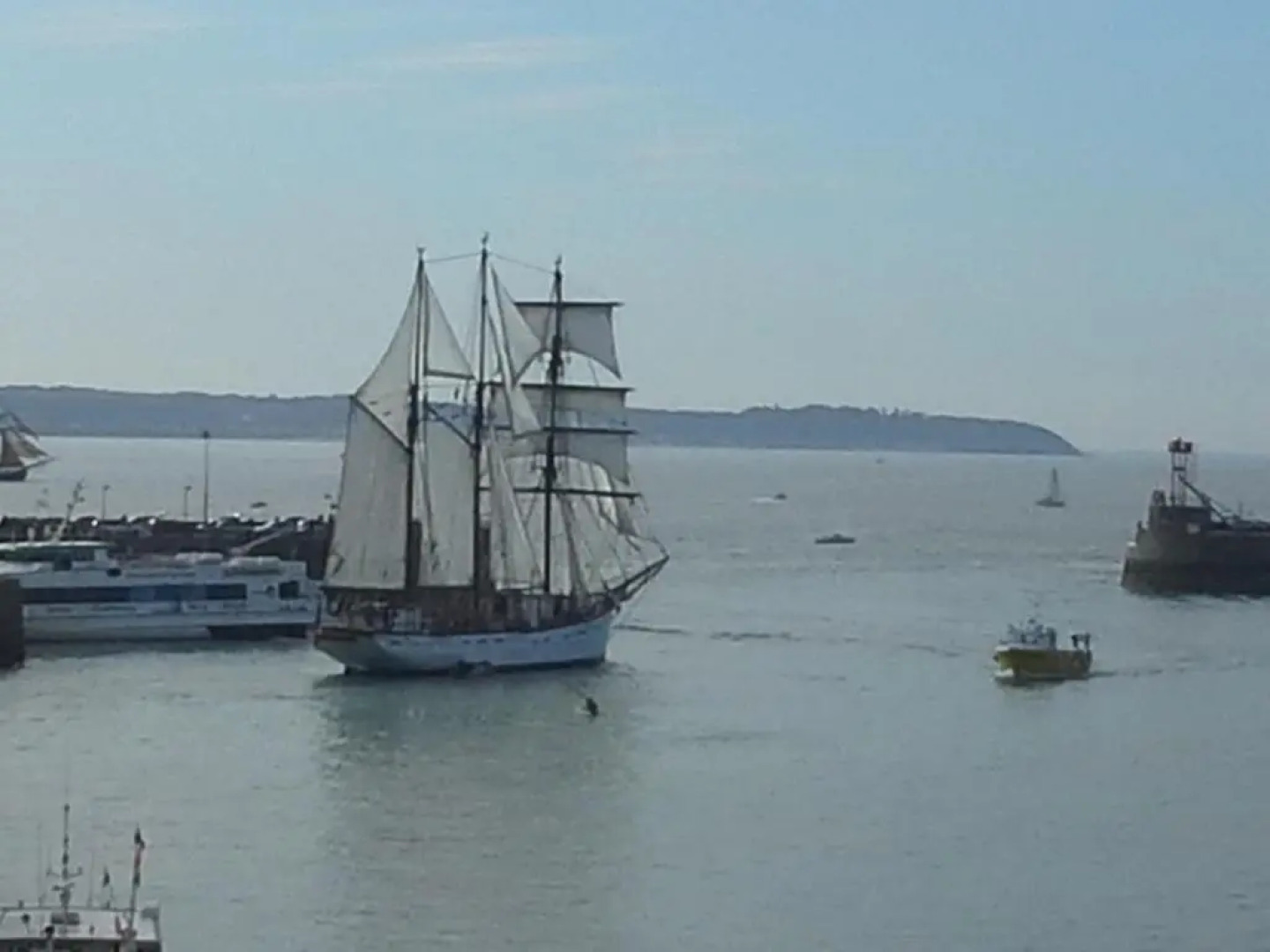 Magnifique appartement, face au Port de Granville, avec vue sur mer, à 200 m du centre ville.