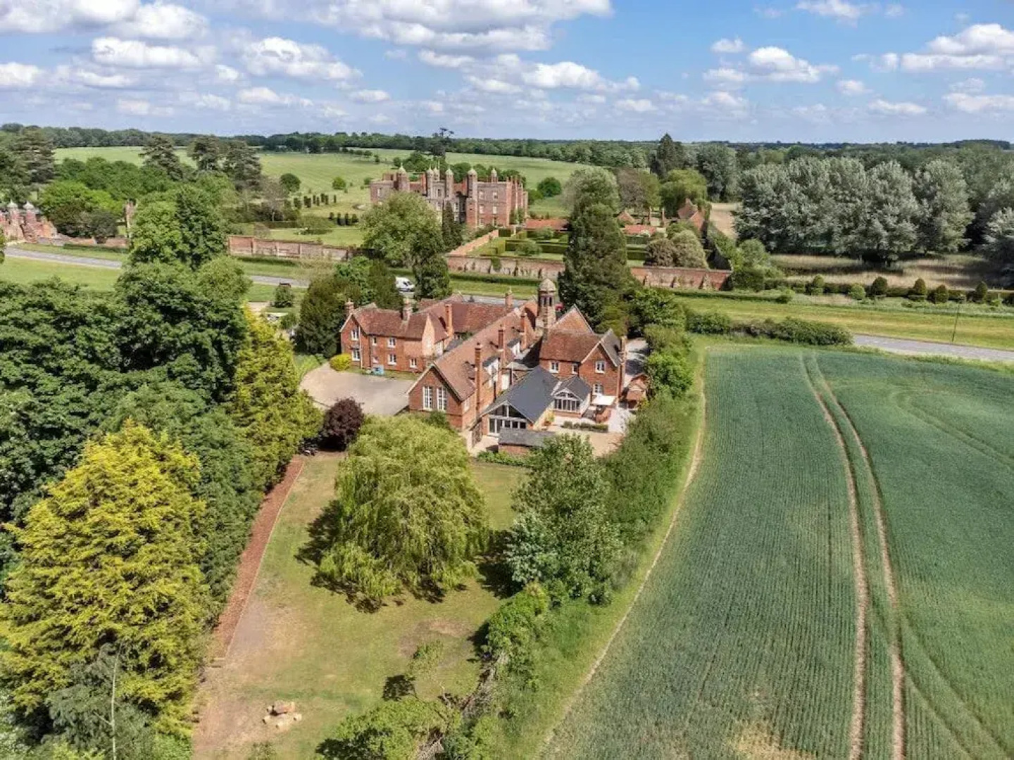 Luxury Home With Large Garden - The School House
