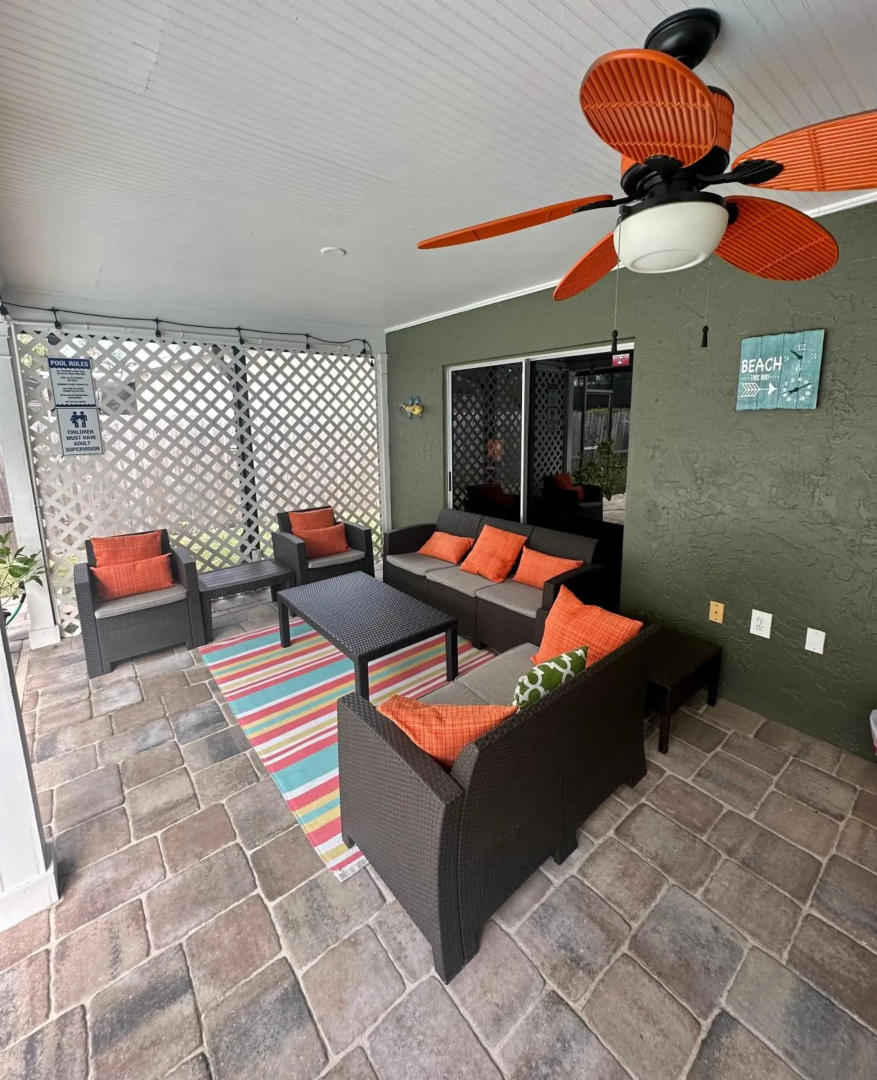 3 bedrooms house with private, heated pool 8 miles to Siesta Key Beach,