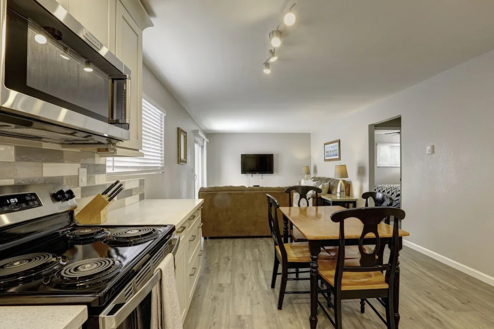 220 #7 Ocean View Ave 2 Bedroom Condo by Redawning