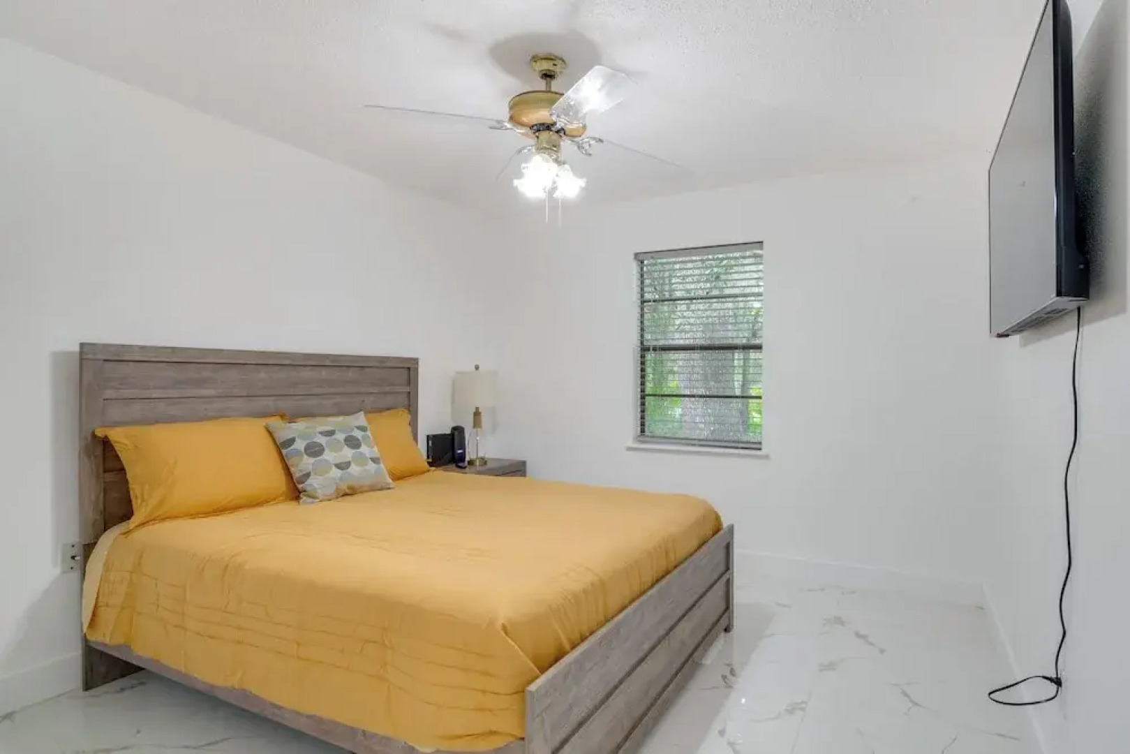 Swim, Hike & Kayak: Crystal River Retreat w/ Yard!