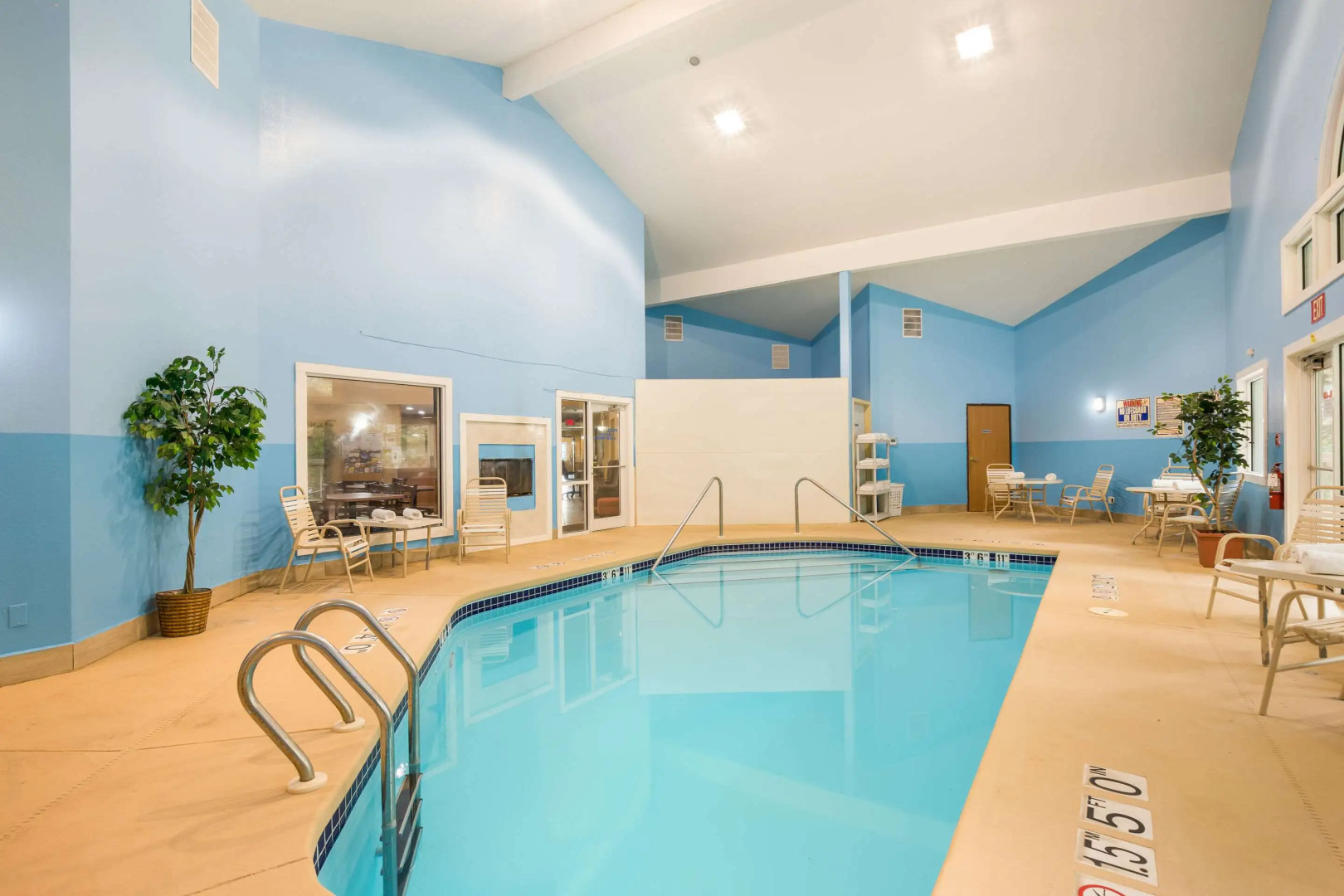 Econo Lodge Lake Mills