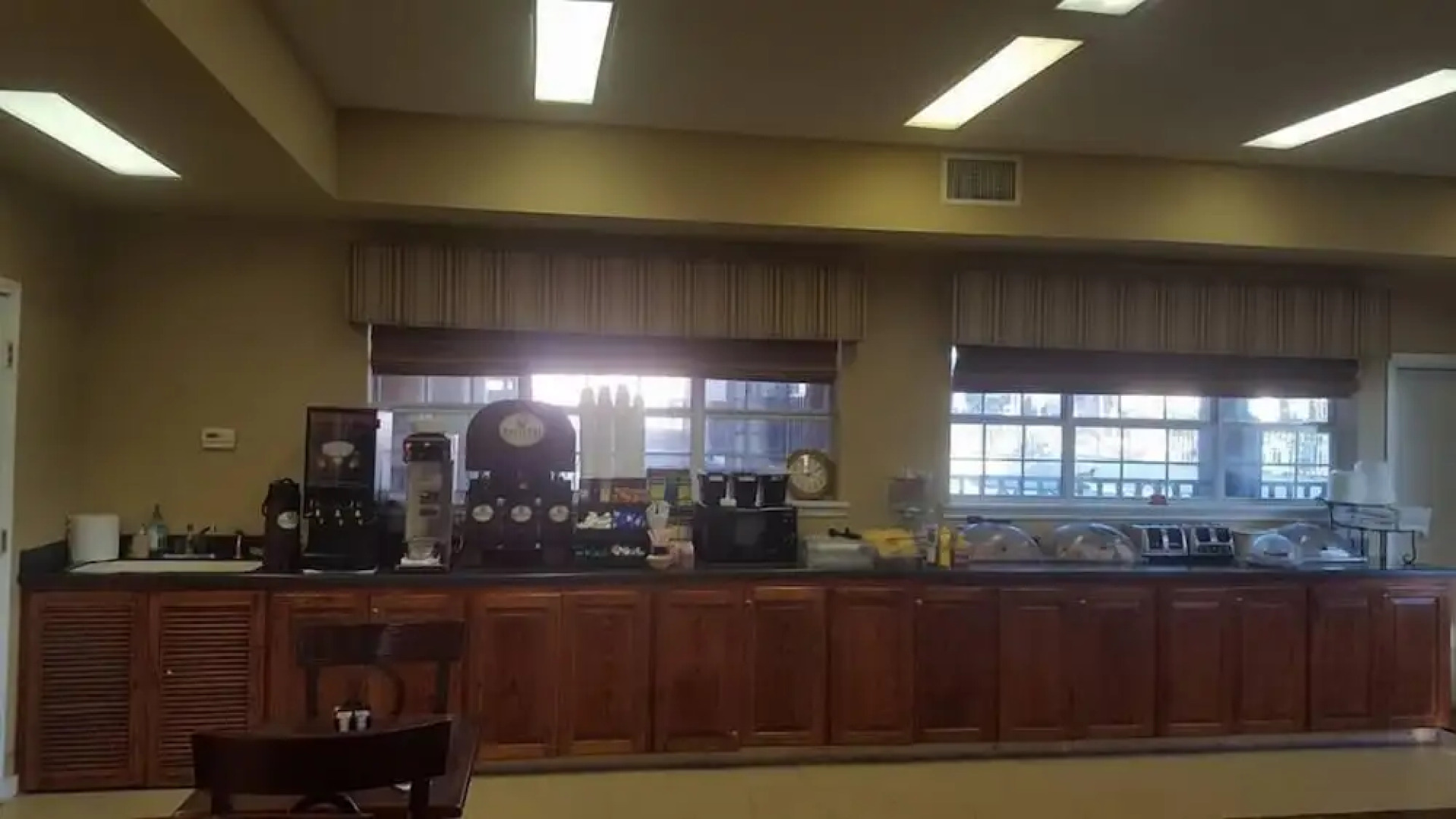 Sunday House Inn and Suites