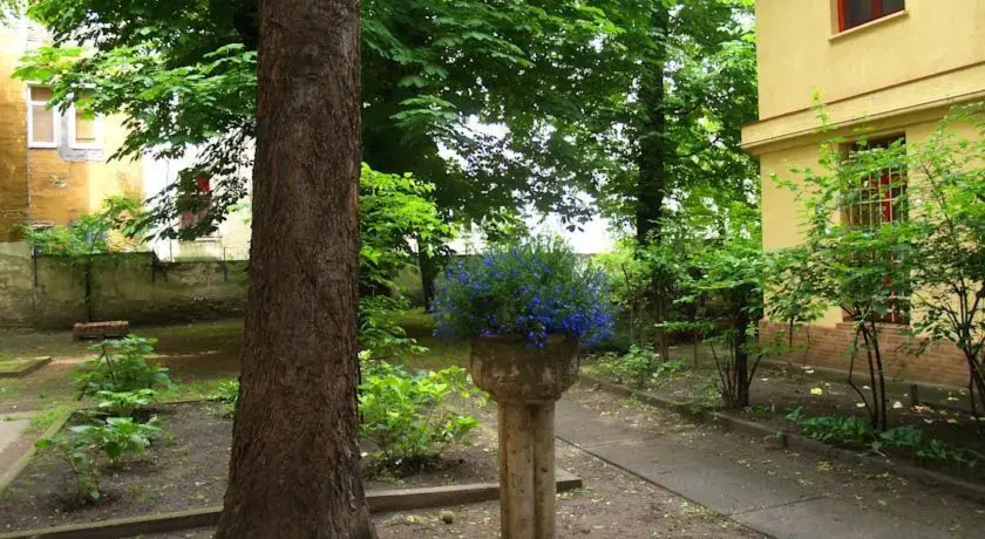 Romantic Garden Art Studio near Andrassy Avenue