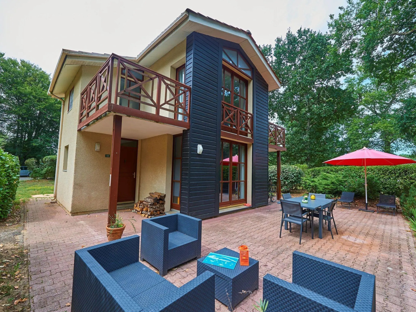 Luxurious detached villa in a nature reserve with a castle