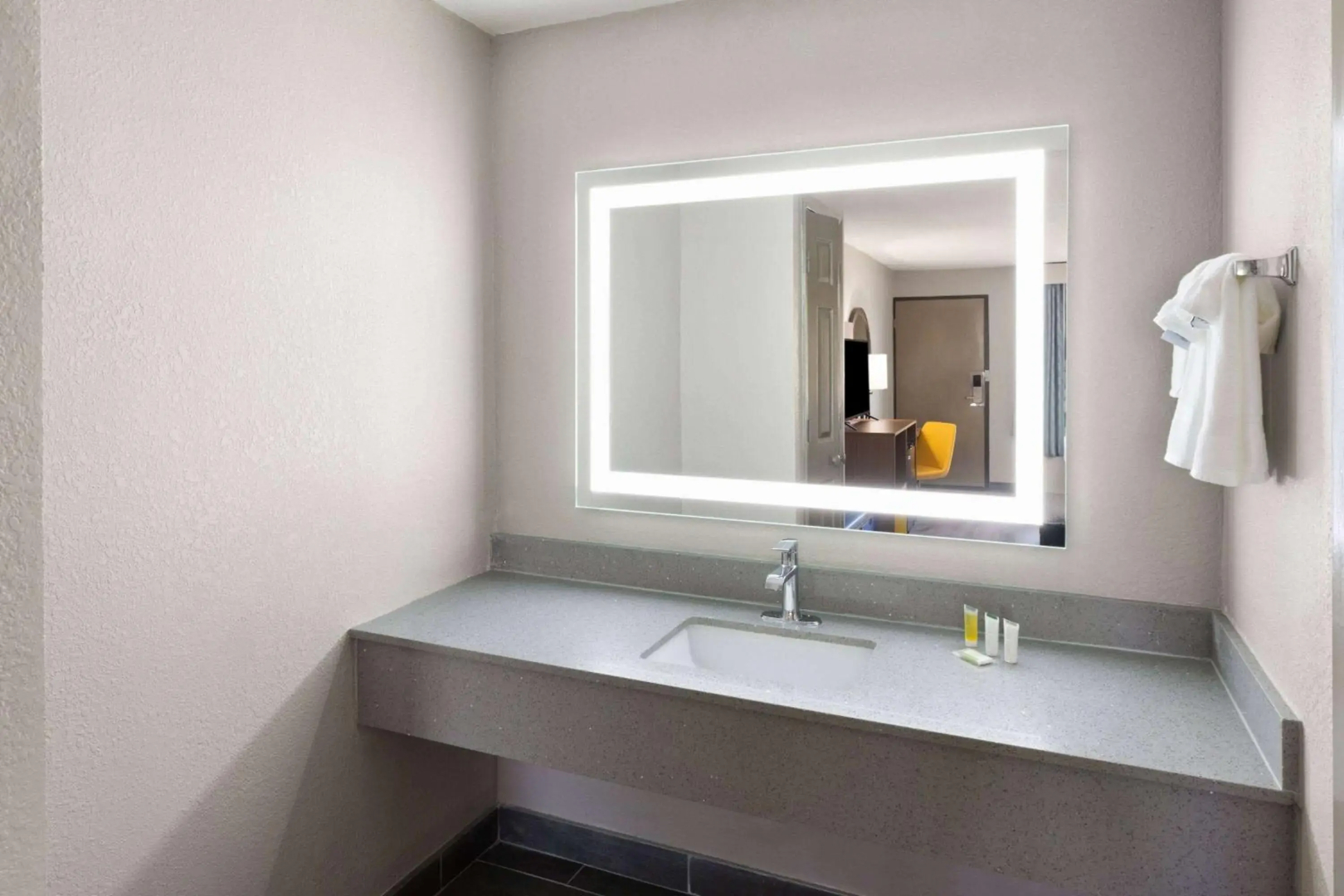 Days Inn & Suites by Wyndham Vicksburg