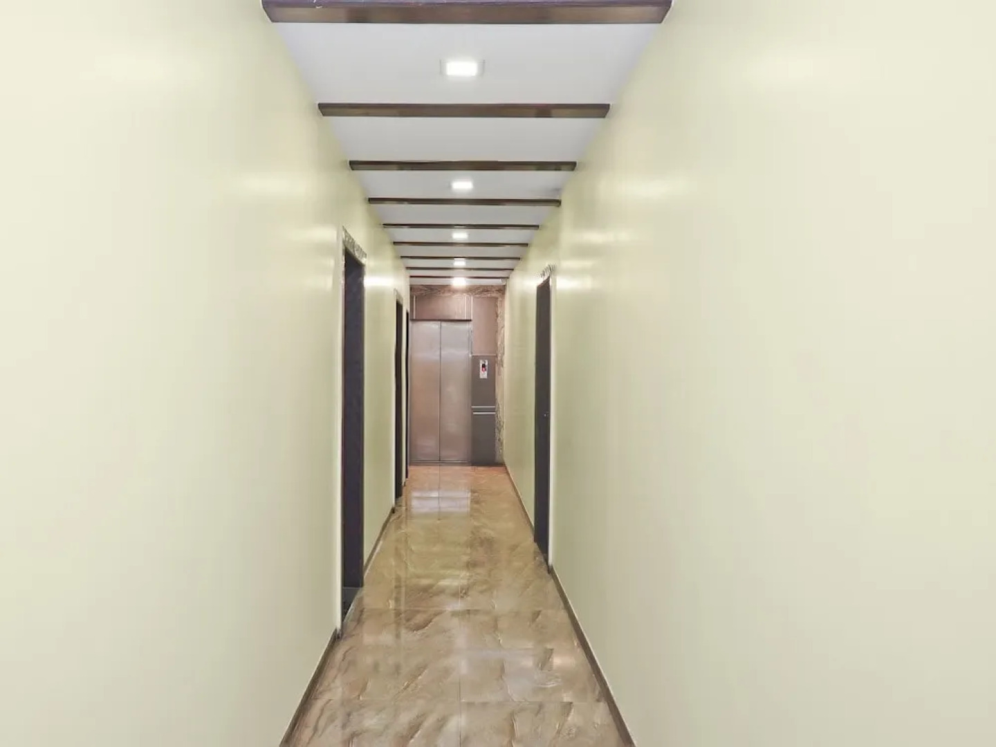 OYO 23524 Shades Of Royal