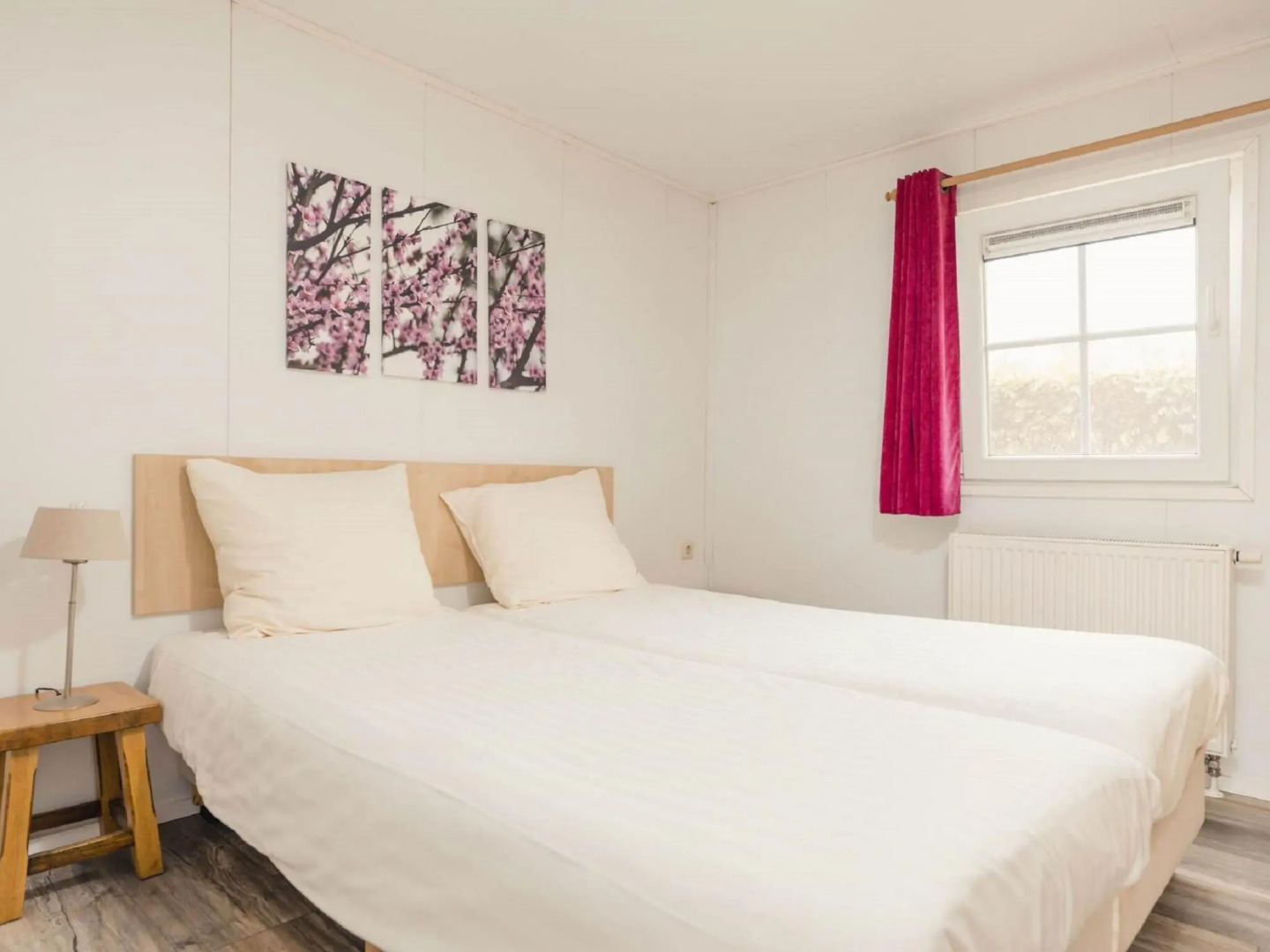 Beautiful chalet in a holiday park, with a dishwasher right on a pond