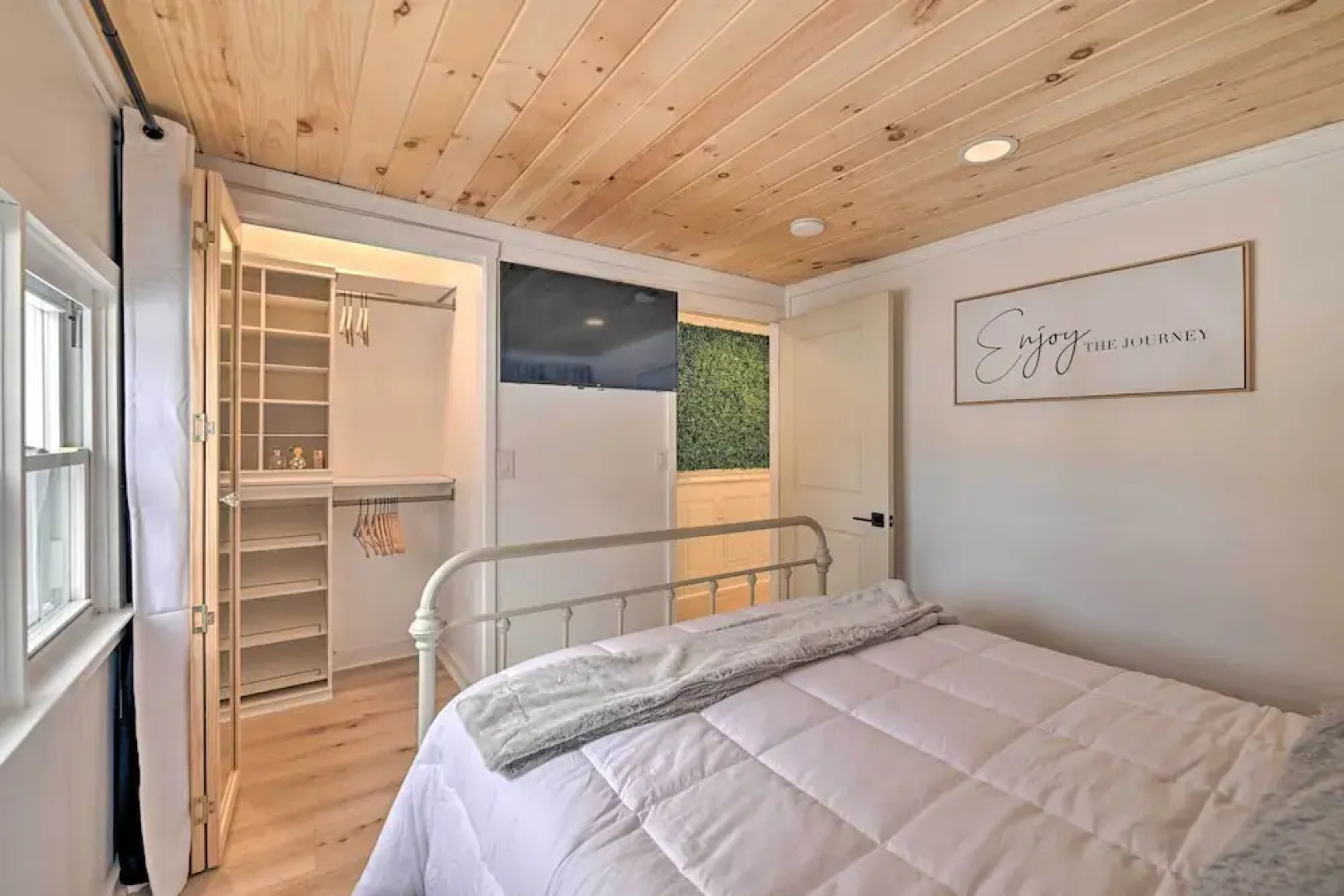 Modern Apartment: Near Hiking & Race Course