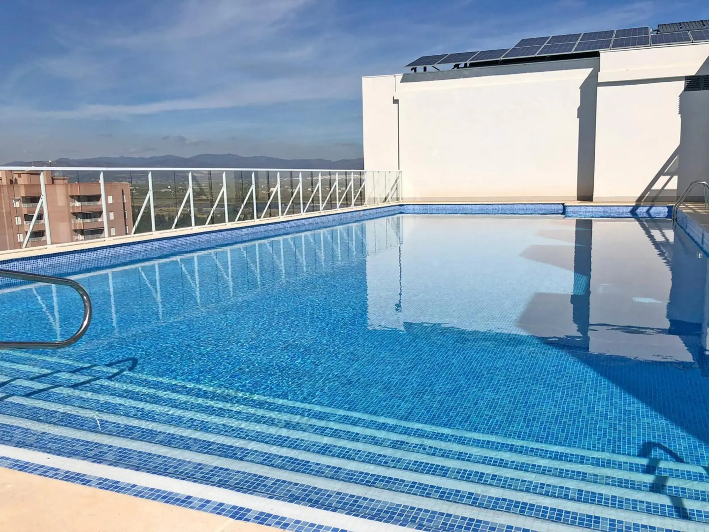 Global Properties, Moderno apartamento con terraza y vistas al mar